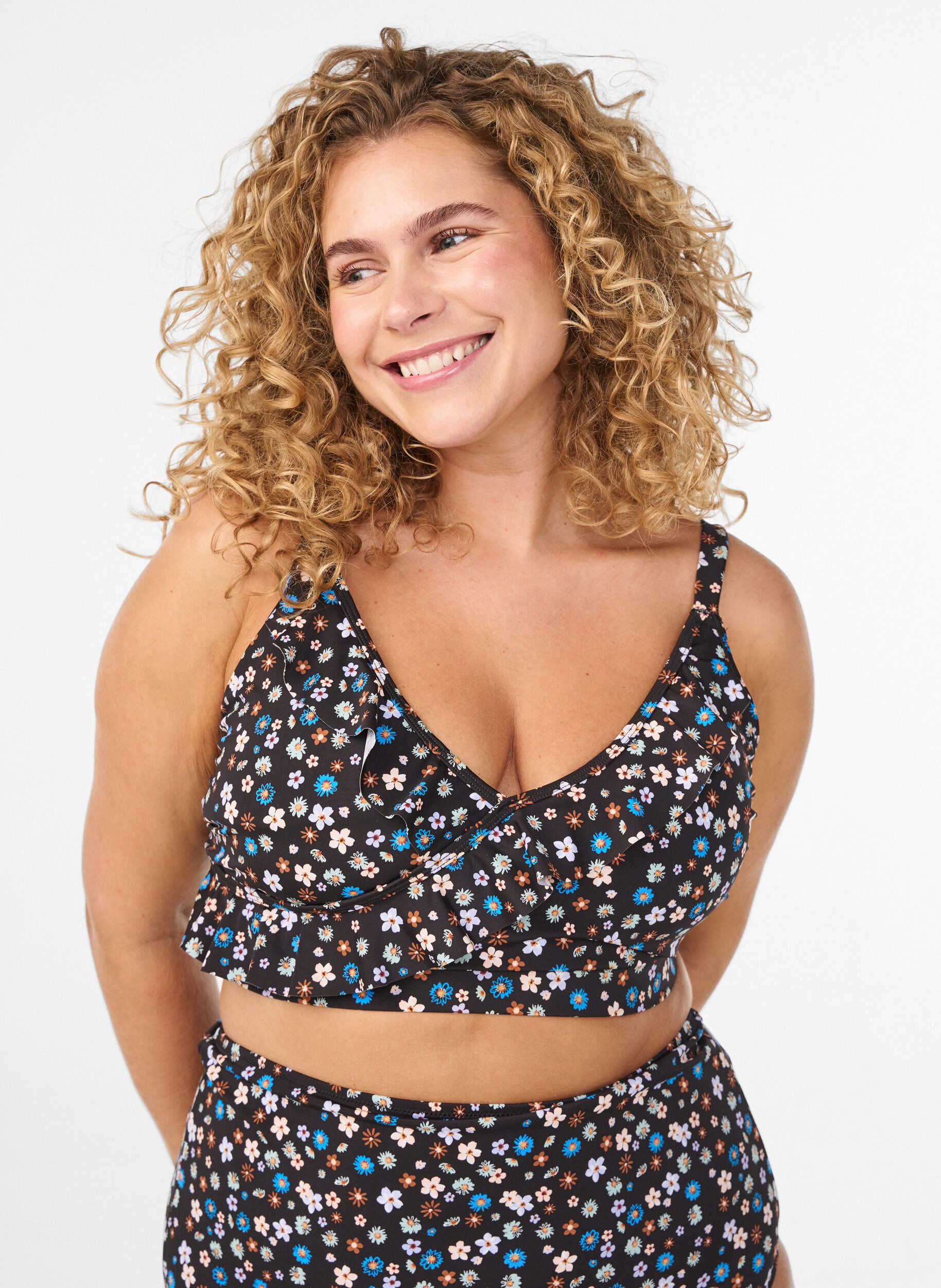 Bloemen bikinitop met ruches, Bruin, Model