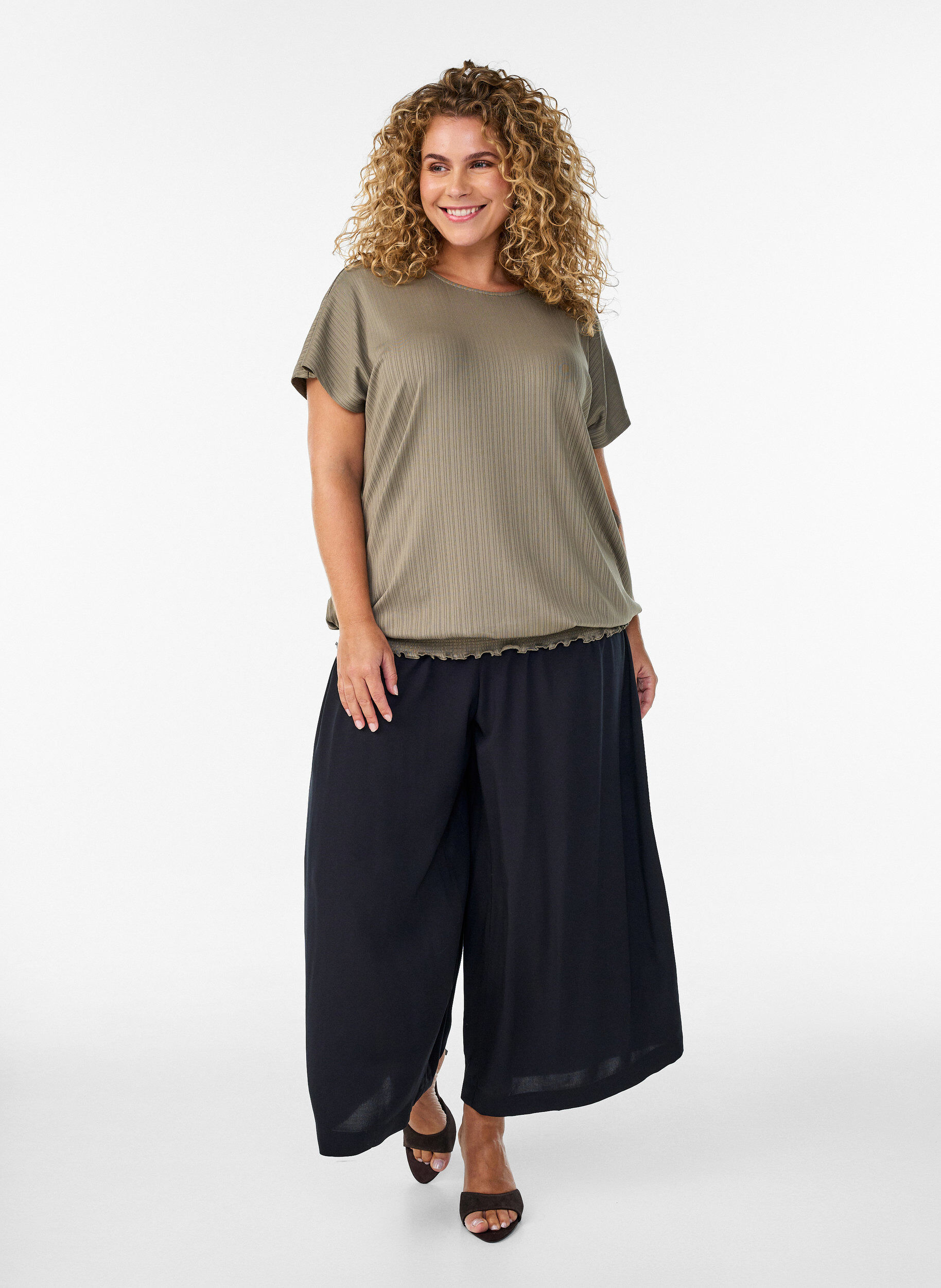 Culotte in viscose met een high waist en wijde pijpen, Zwart, Model