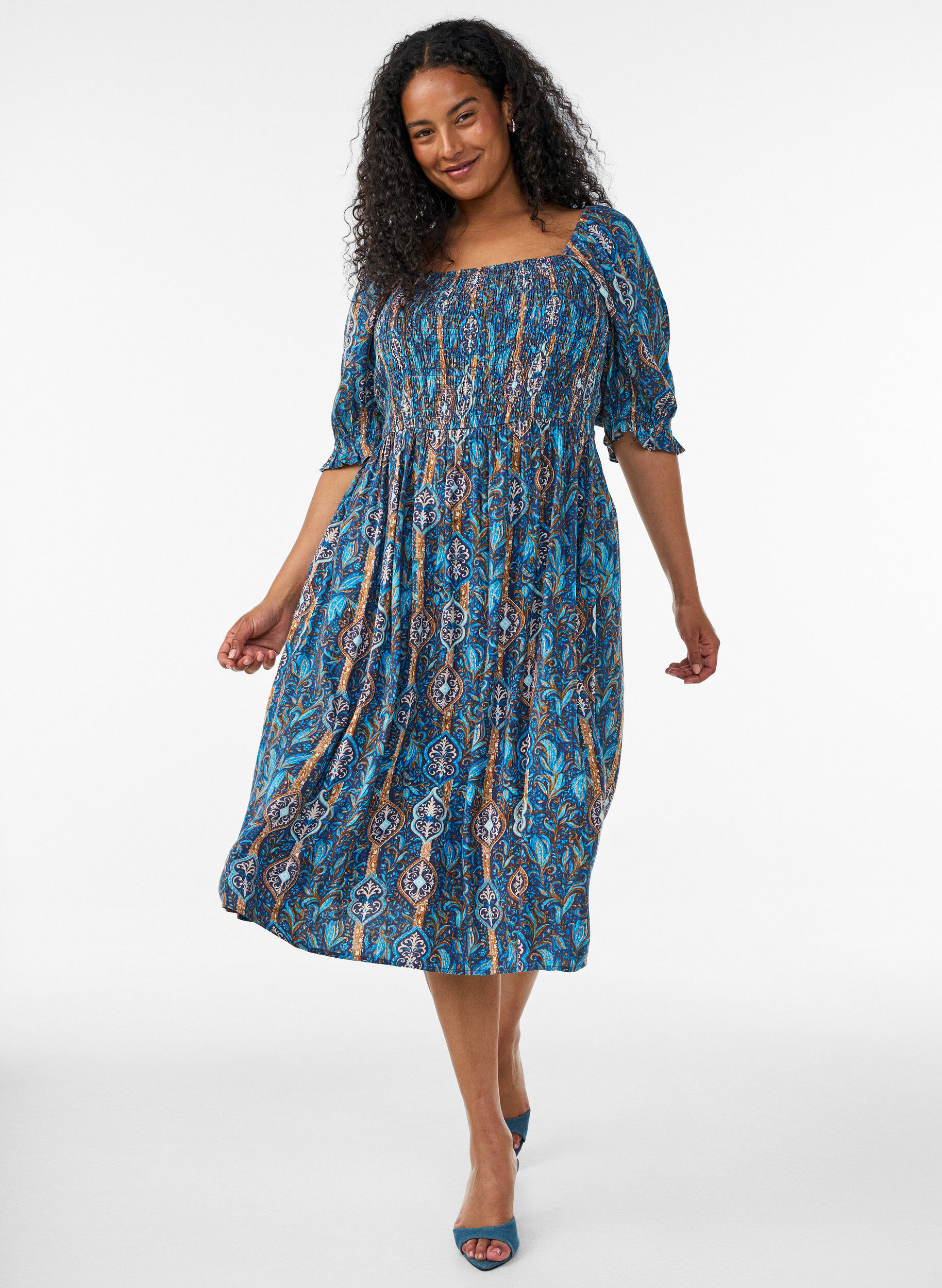 Robe d'&eacute;t&eacute; en viscose &agrave; imprim&eacute; paisley, Bleu, Model
