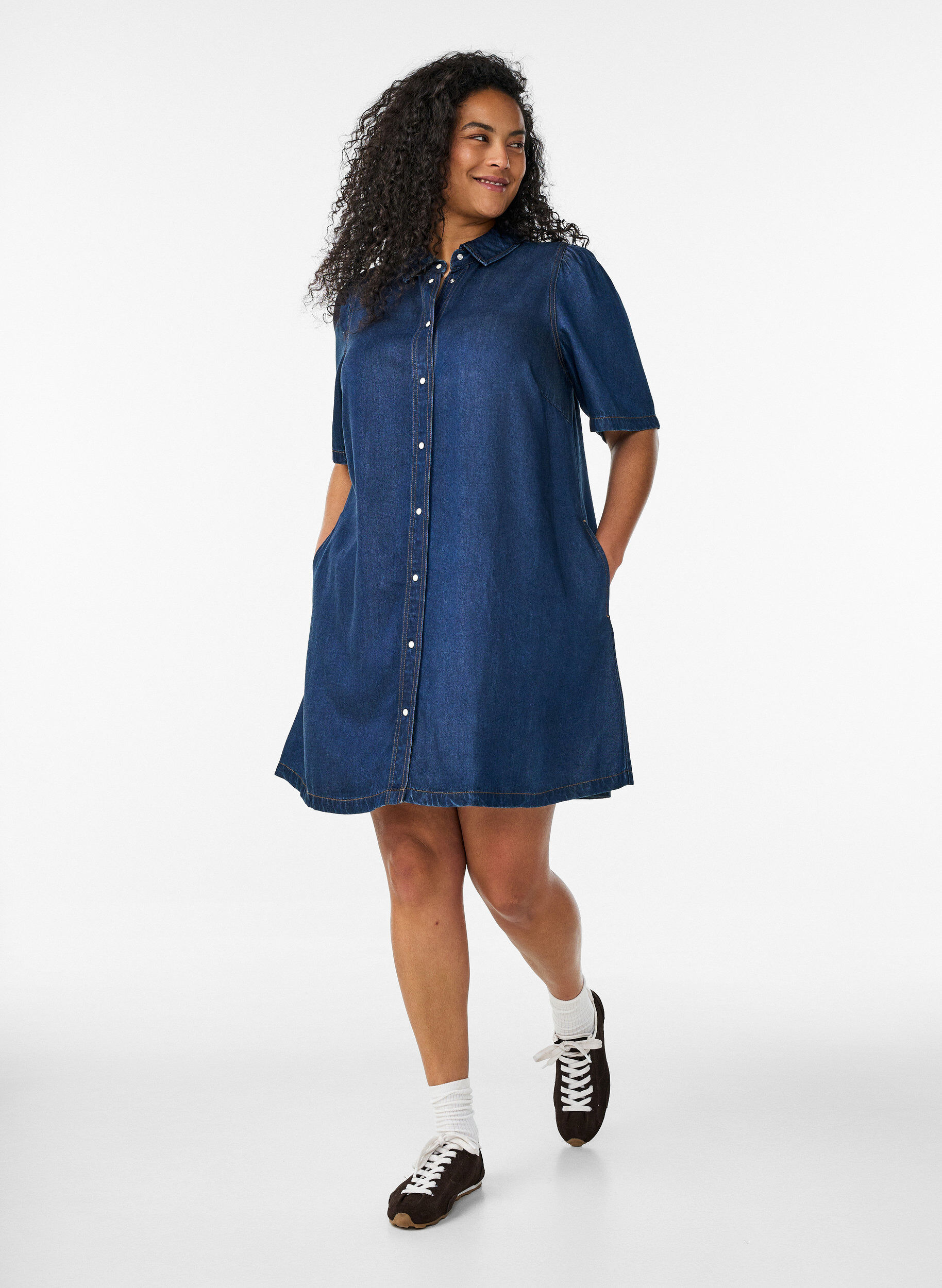 Denim jurk van lyocell met knopen en korte mouwen, Blauw, Model