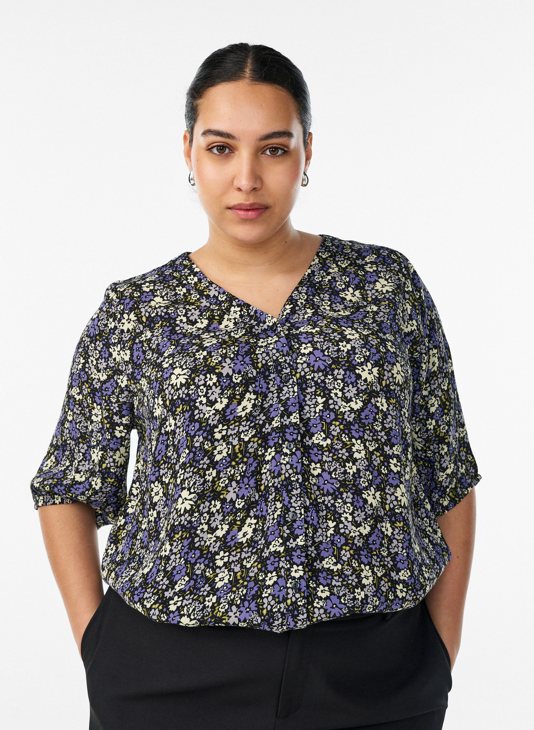 Blouse imprim&eacute;e en viscose avec fermeture boutonn&eacute;e, Noir, Model