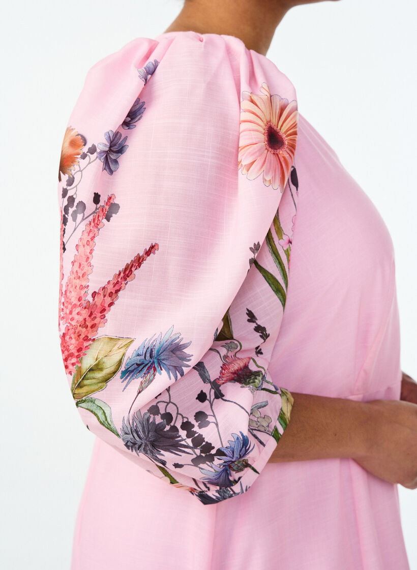 Midi-jurk met een empirelijn en bloemenprint, Roze, Model