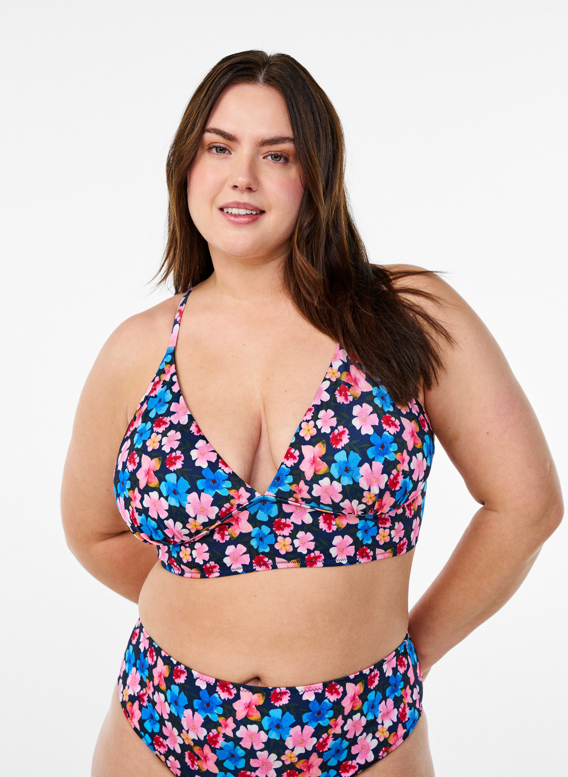 Bloemenbikini top met striksluiting aan de achterkant, Rood, Model