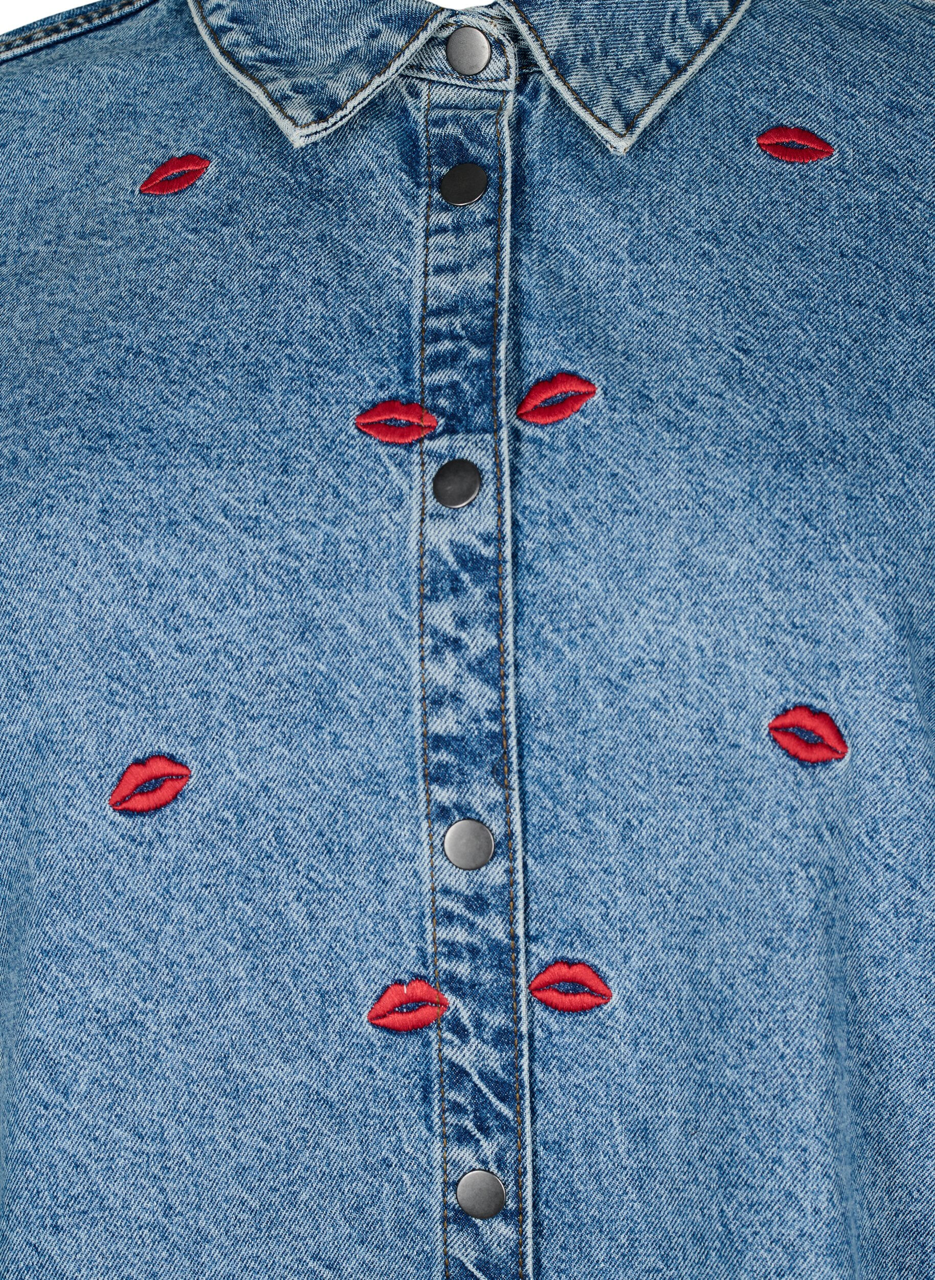 ZizziLosse denim shirt met geborduurde lippen, Light Blue Kiss, Packshot image number 2