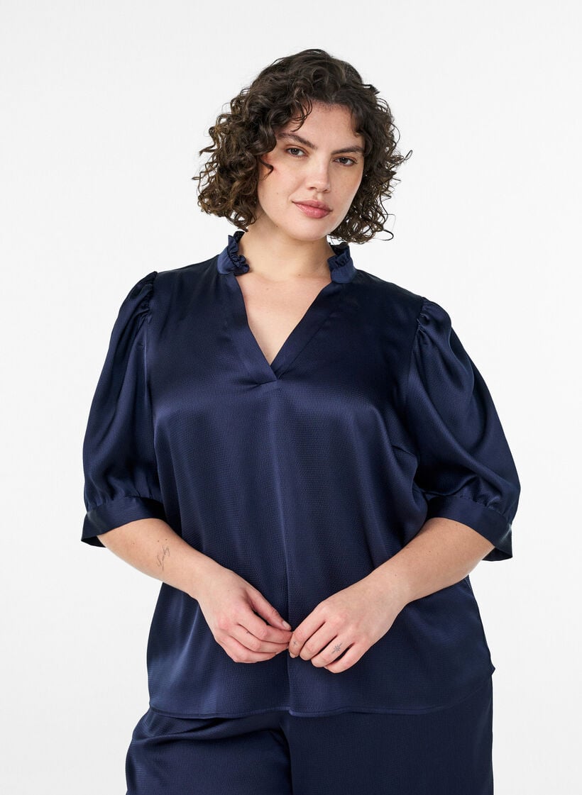 Blouse satin&eacute;e avec manches courtes et col &agrave; volants, Bleu, Model image number 0