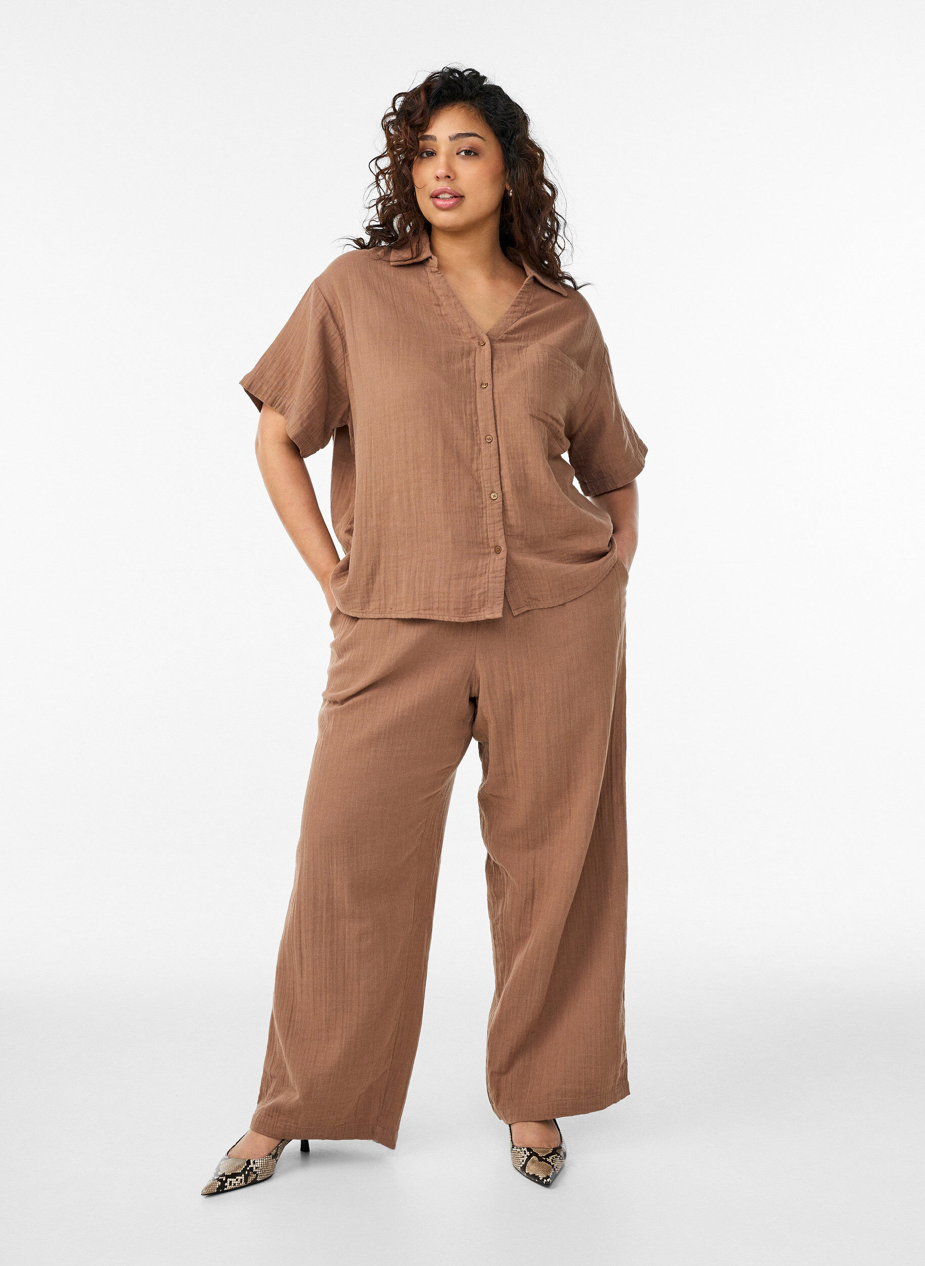 High-waist katoenen mousseline broek met losse pijpen, Bruin, Model