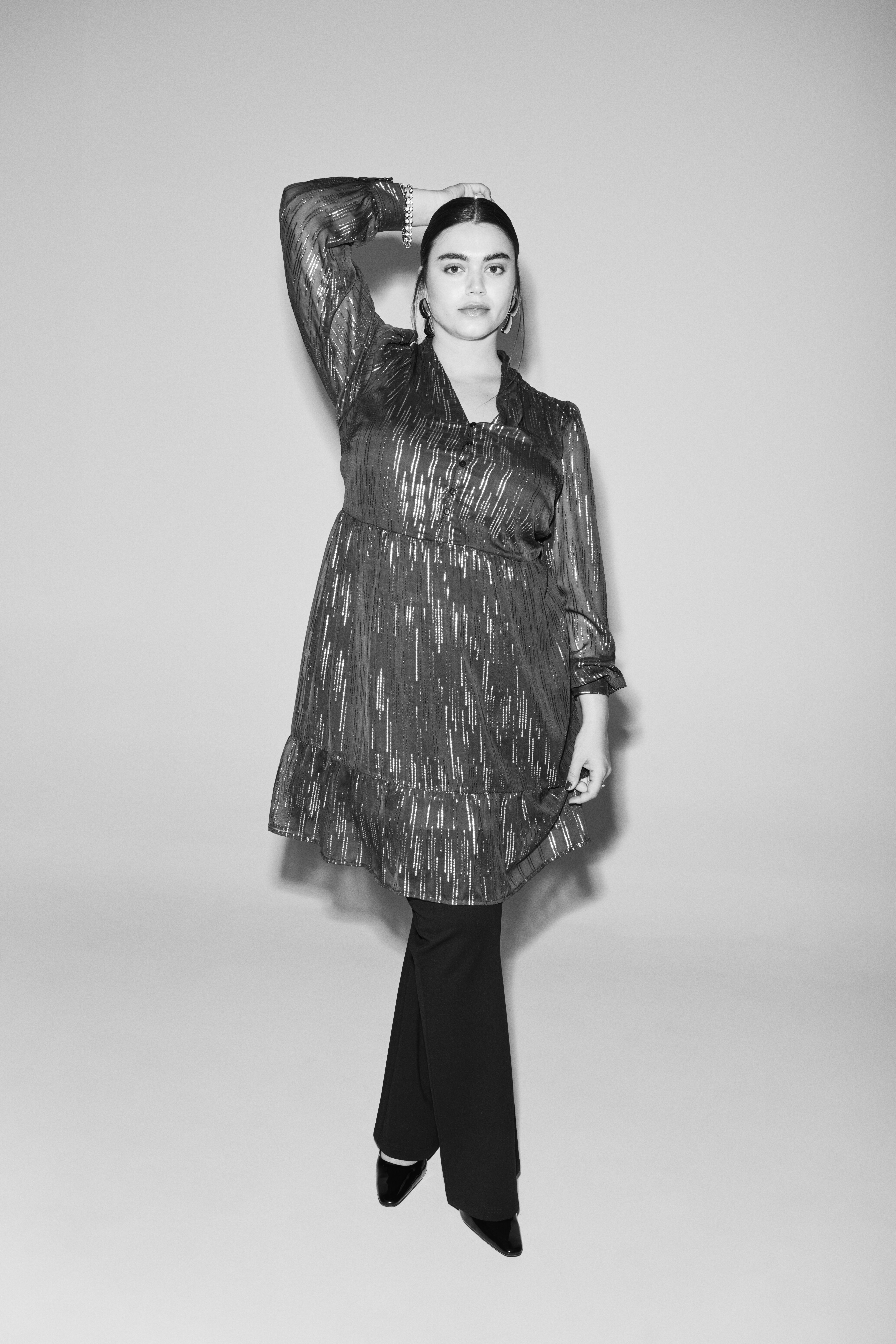 Jurk met glitters, , Model