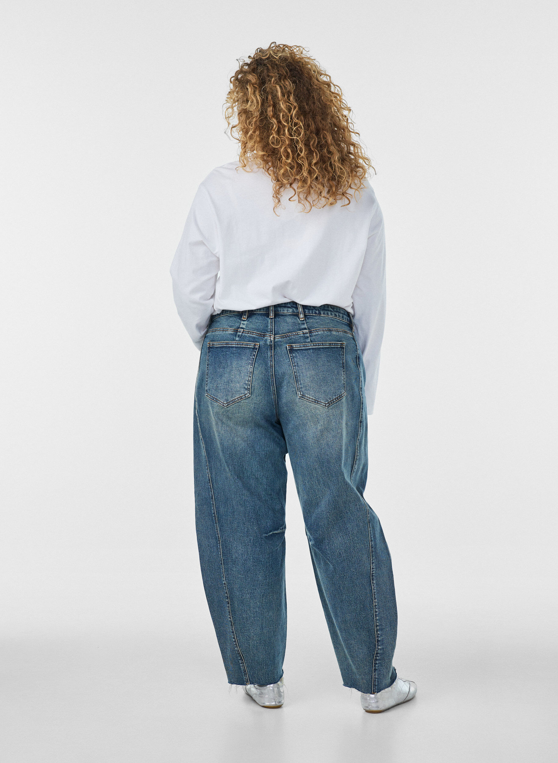 ZizziBarrel-fit jeans met een distressed wash, Blauw, Model image number 1