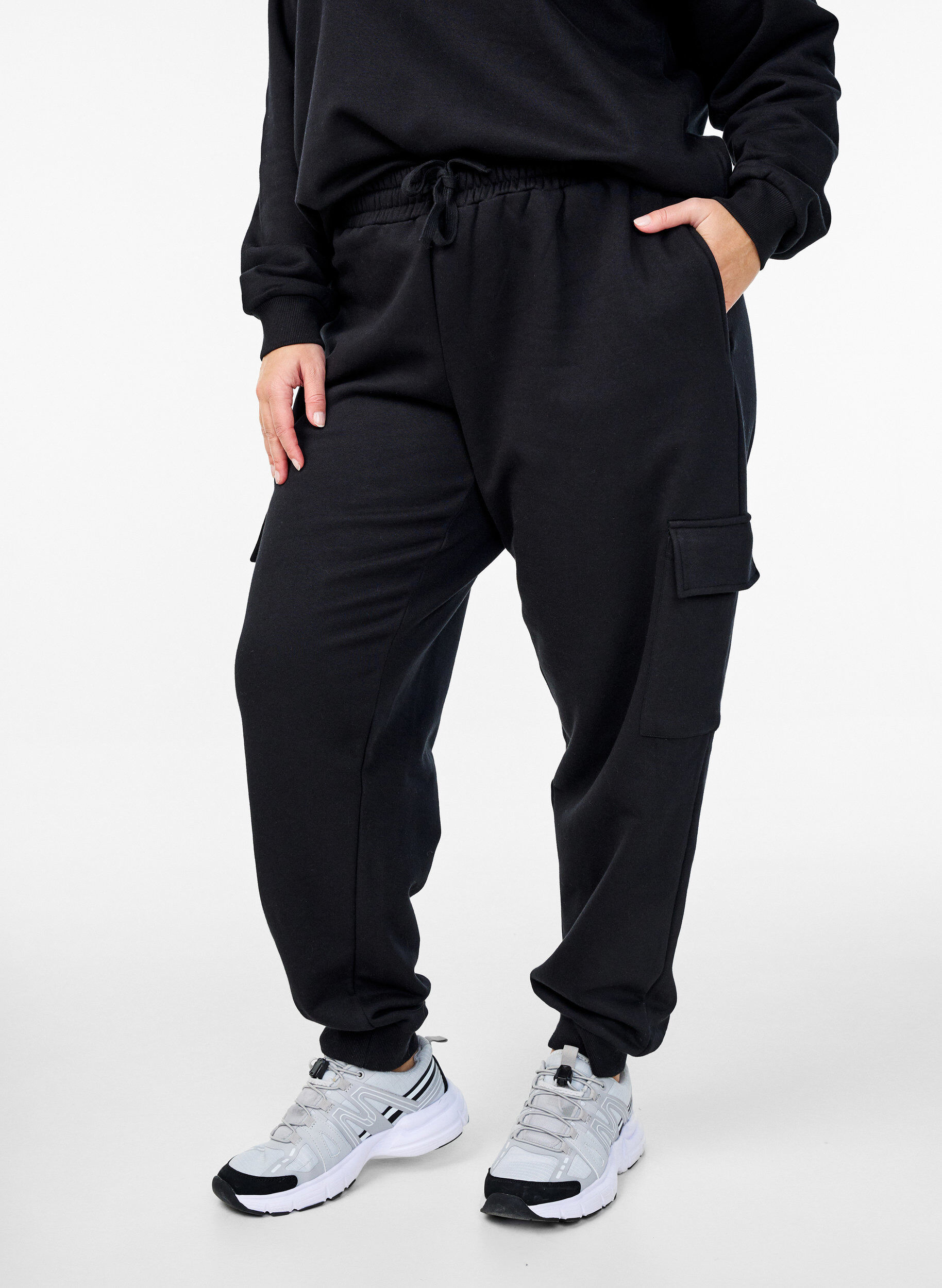 ZizziCargo broek in zachte sweatstof, Zwart, Model image number 2