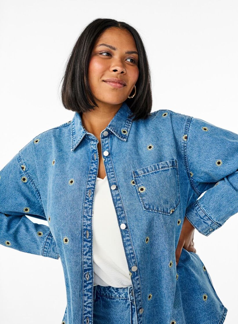 Denim chique stijl met bloemen., , Model