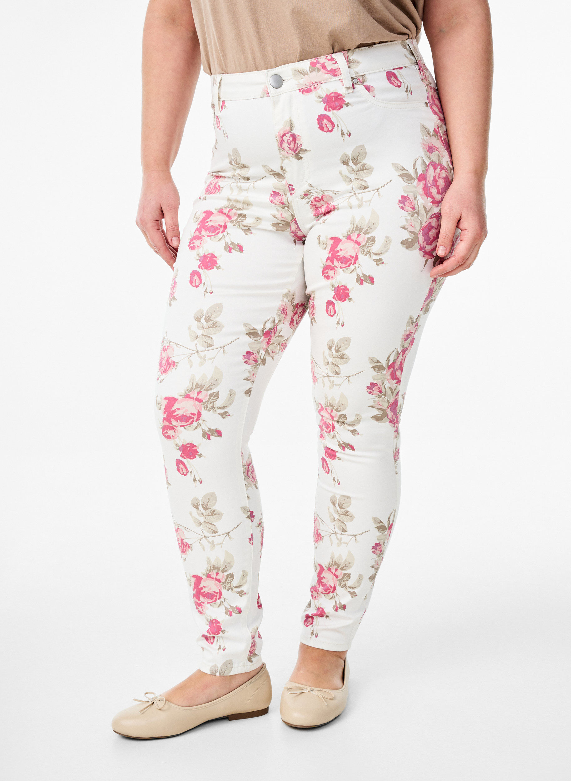 ZizziSuperslanke Amy jeans met bloemenprint, Vanille, Model image number 2