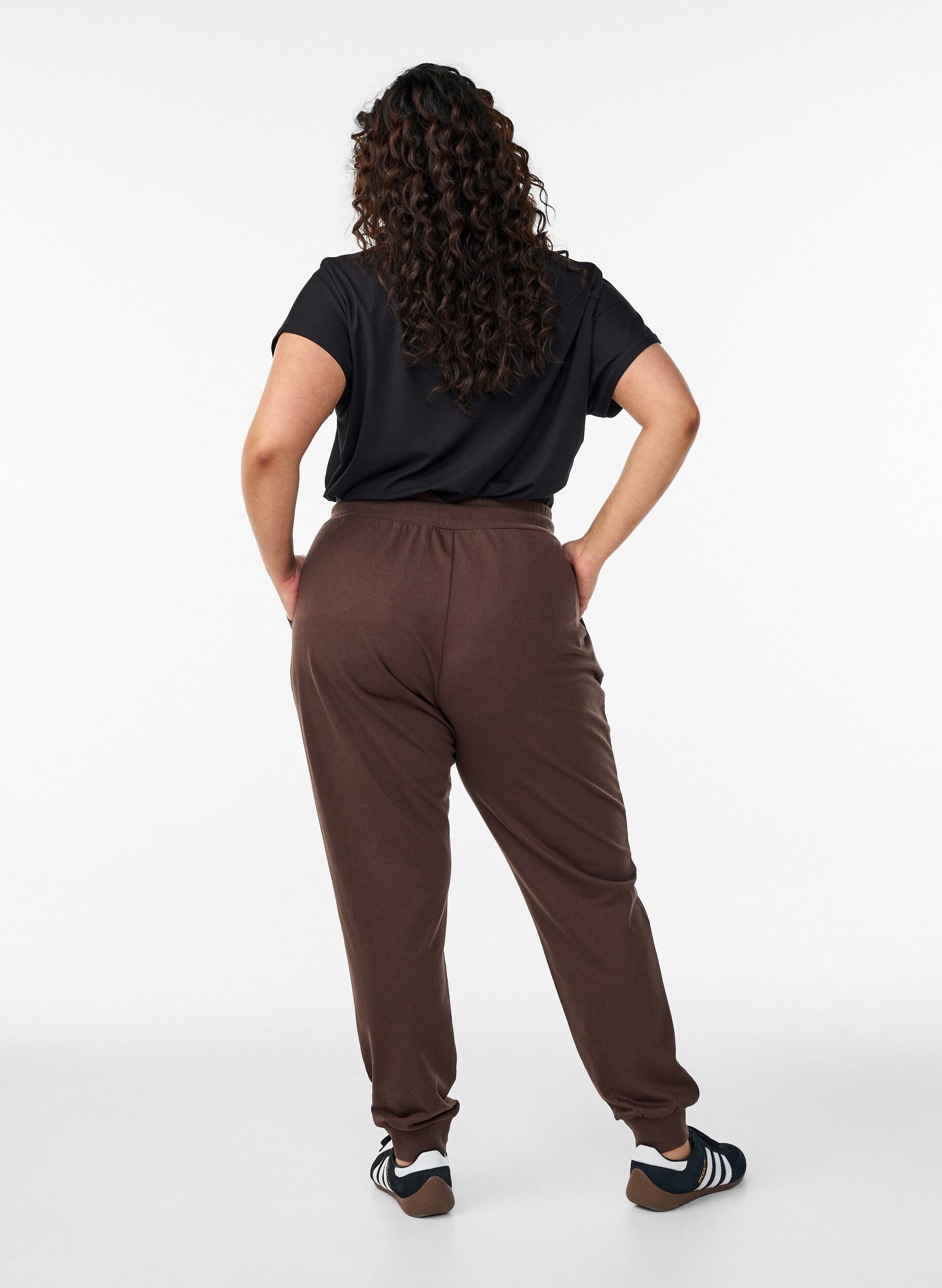 Zizzi Pantalon de sport ample avec des poches, Marron, Model image number 2