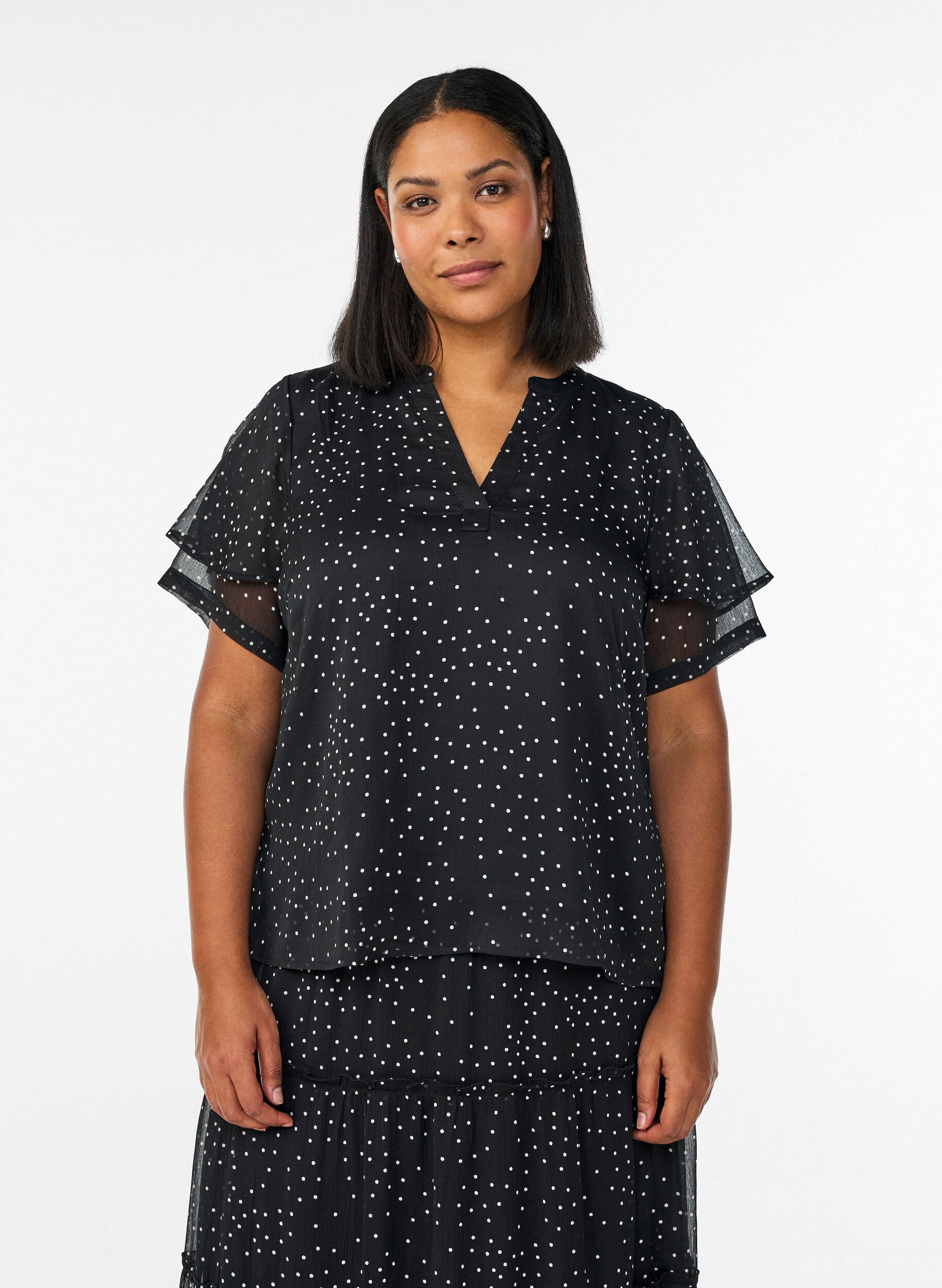 Chiffon blouse met stippeltjes en mouwen met ruches, Zwart, Model