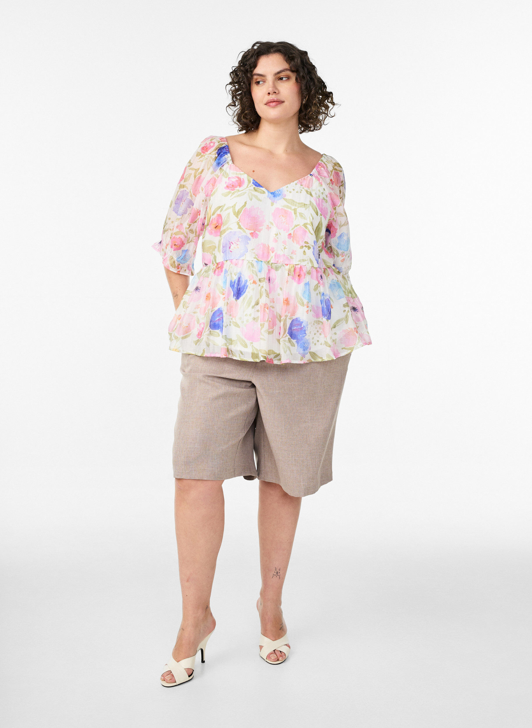 Zizzi Blouse en lyocell &agrave; imprim&eacute; floral et d&eacute;collet&eacute; en c&oelig;ur, Blanc, Model image number 1