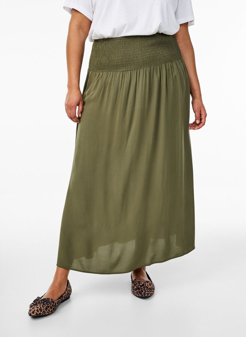 FLASH - Maxi rok in viscose met smokwerk, Kalamata, Model
