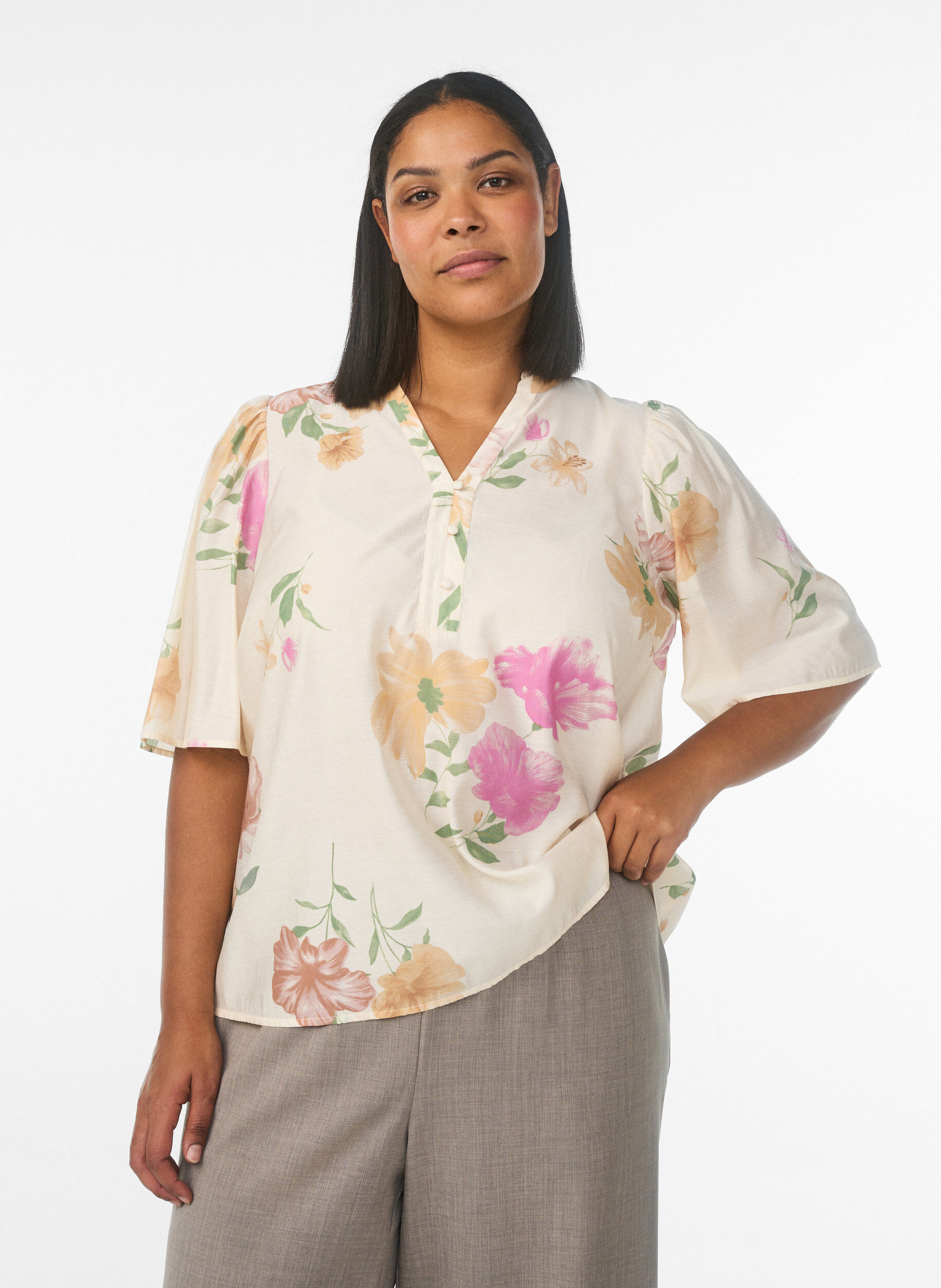 Bloemenblouse met rucheskraag en mouwen 1/2, Beige, Model