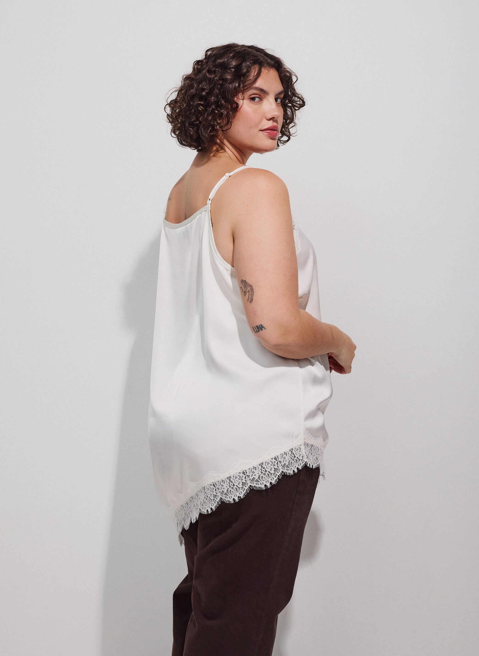 ZizziTop &agrave; fines bretelles avec dentelle et ourlet asym&eacute;trique, Vanille, Model image number 2