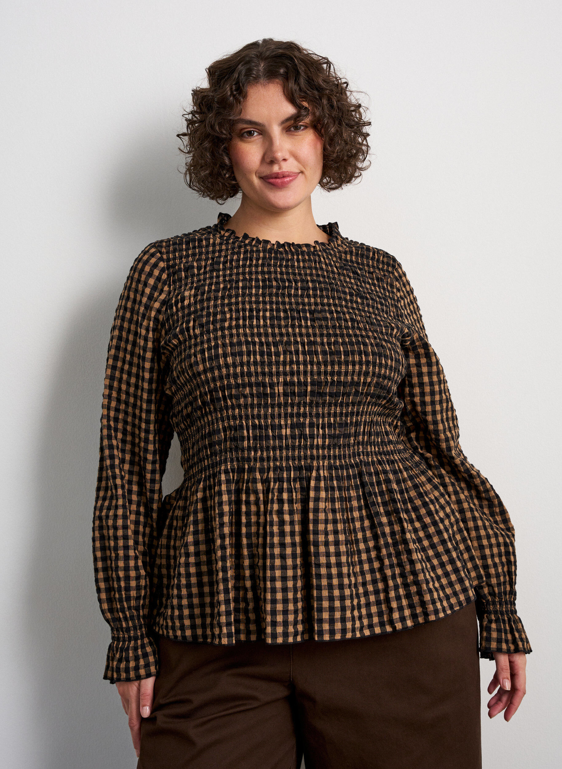 Blouse met ruitpatroon, smockwerk en peplum, Bruin, Model