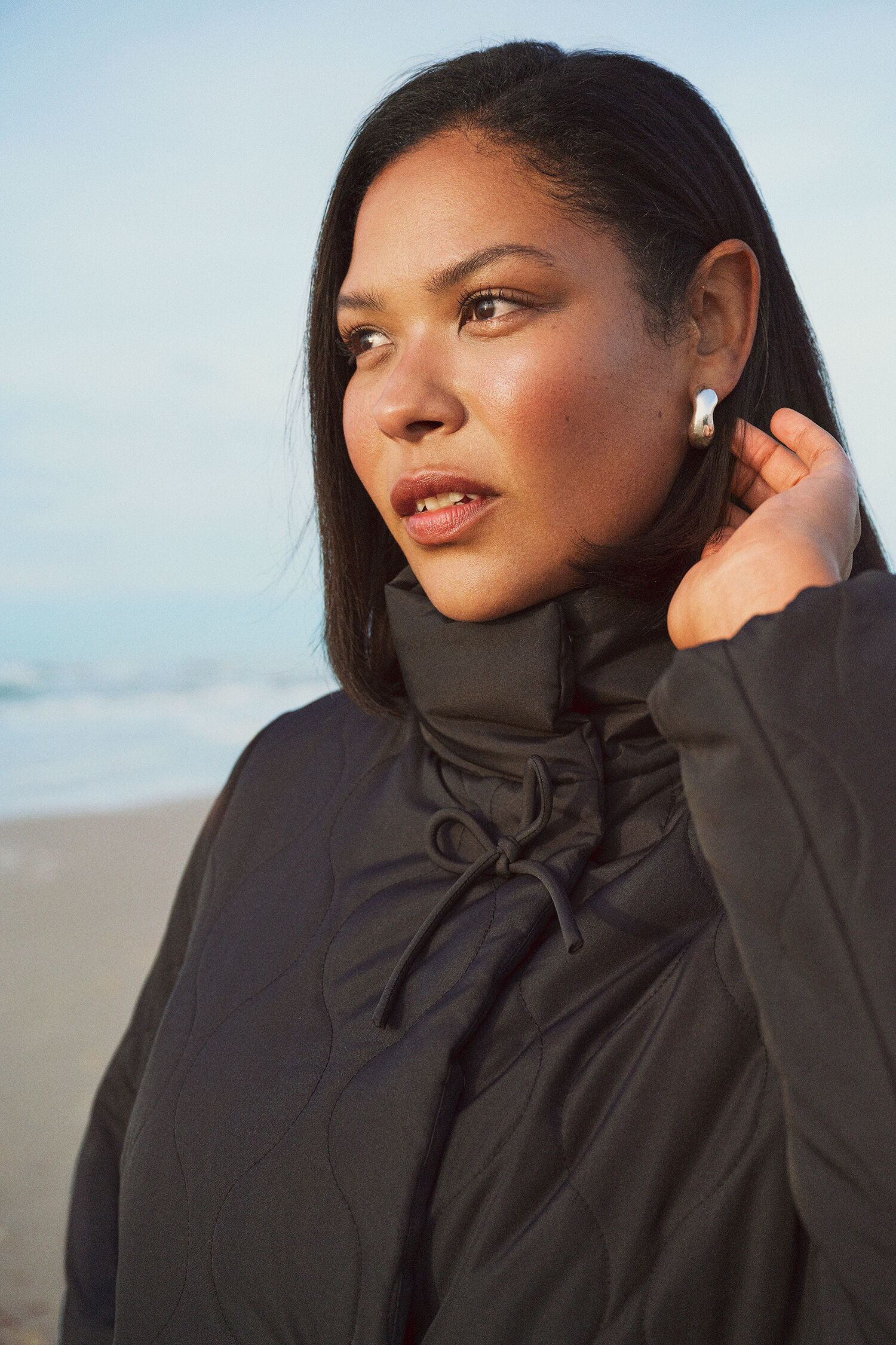 ZizziKorte gewatteerde jas met strikken, , Model