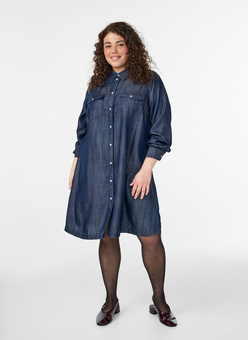 Korte denimjurk in lyocell met drukkers, Blauw, Model image number 0