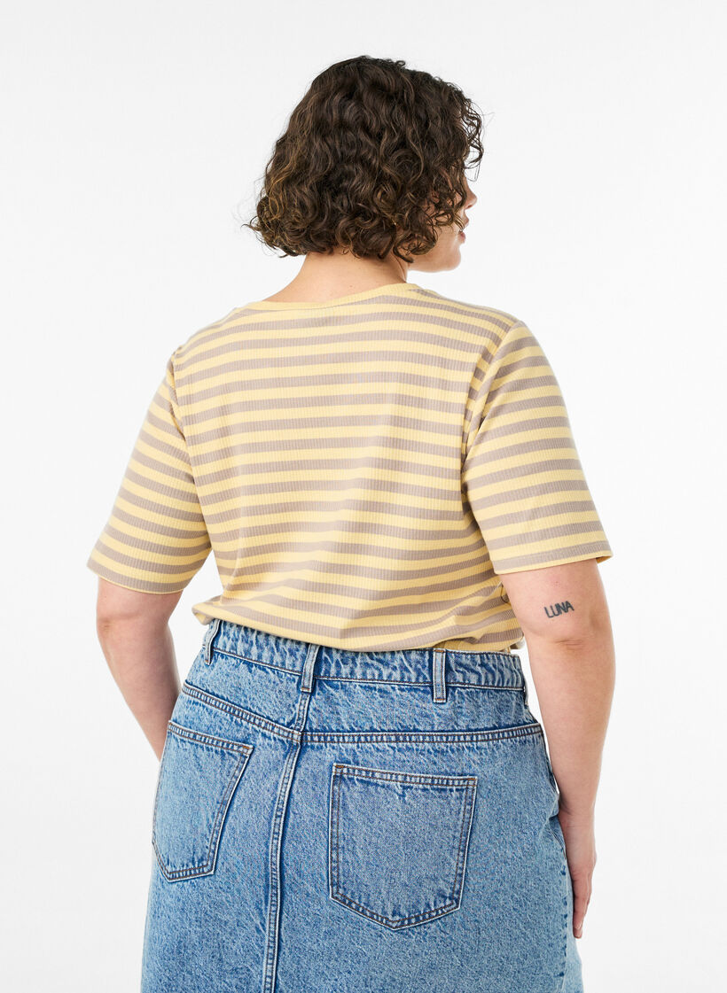 T-shirt ray&eacute; &agrave; texture c&ocirc;tel&eacute;e, Jaune, Model image number 2