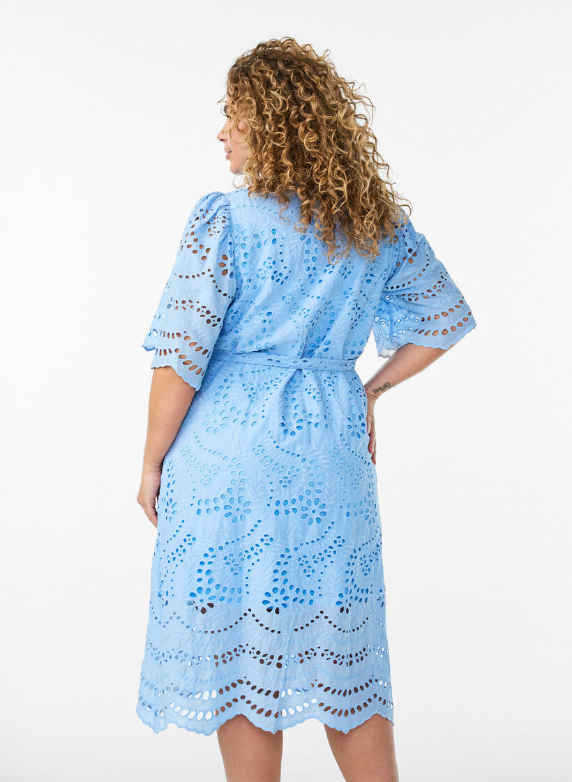Blousejurk in broderie anglaise met strikceintuur, Blauw, Model