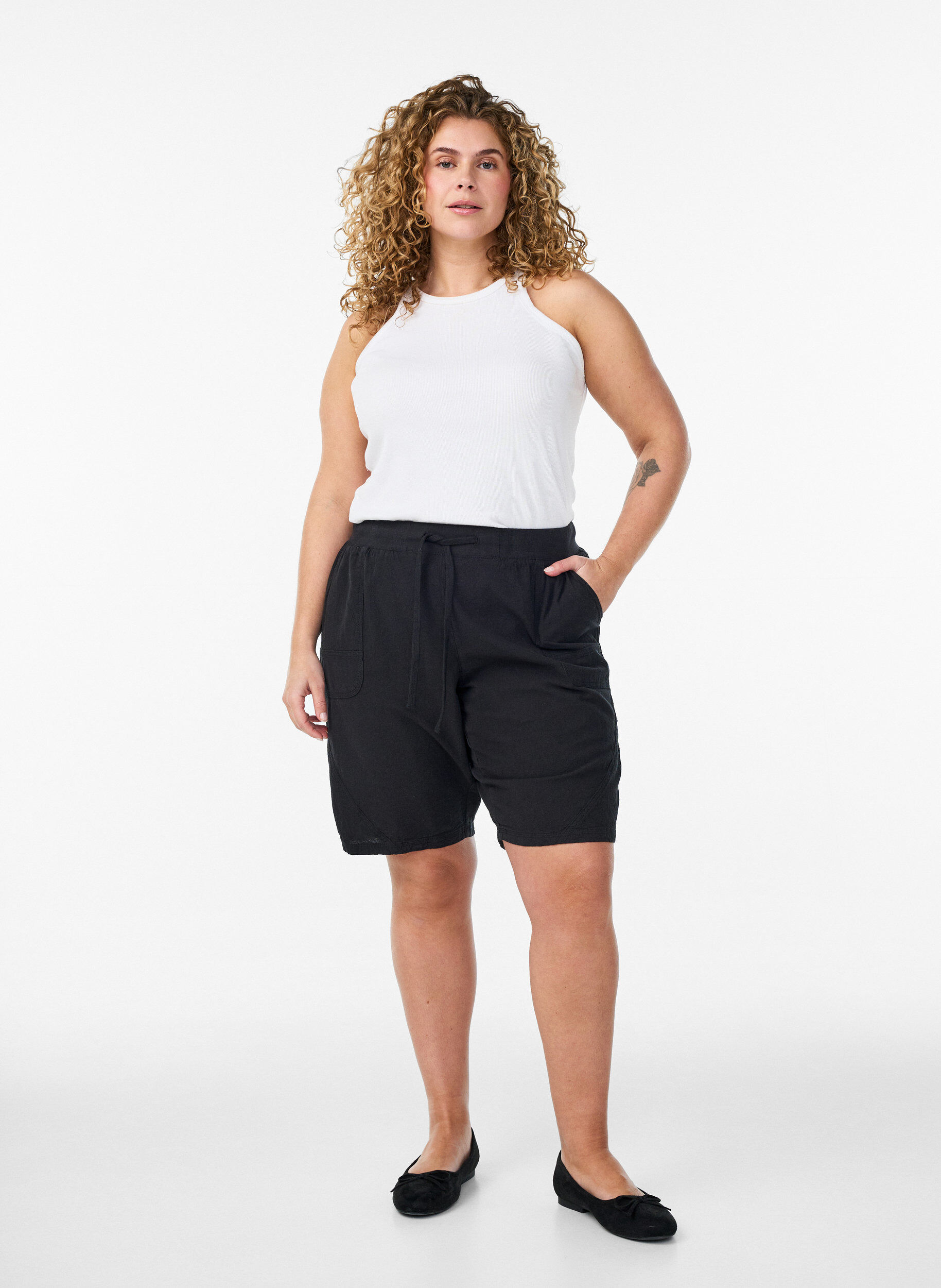 ZizziLosse katoenen short met zakken, Zwart, Model image number 1