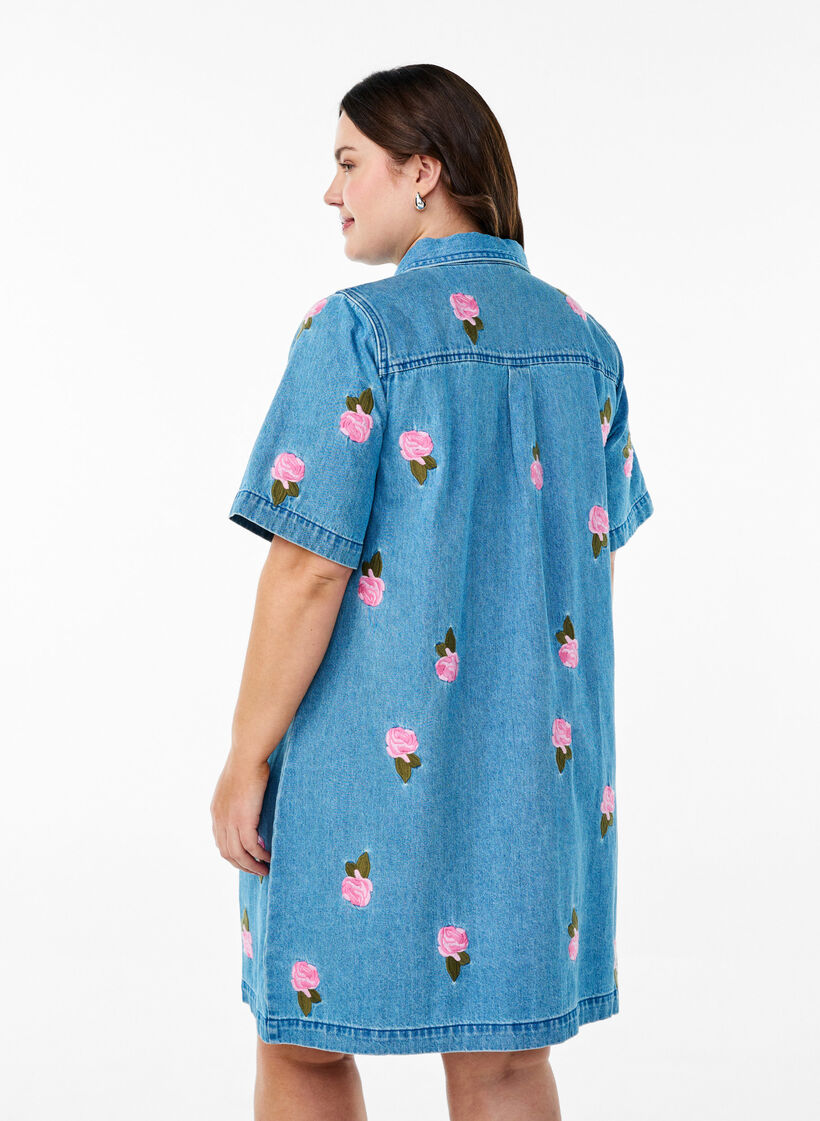 Korte denim jurk met geborduurde bloemen, LBD w. Flower, Model