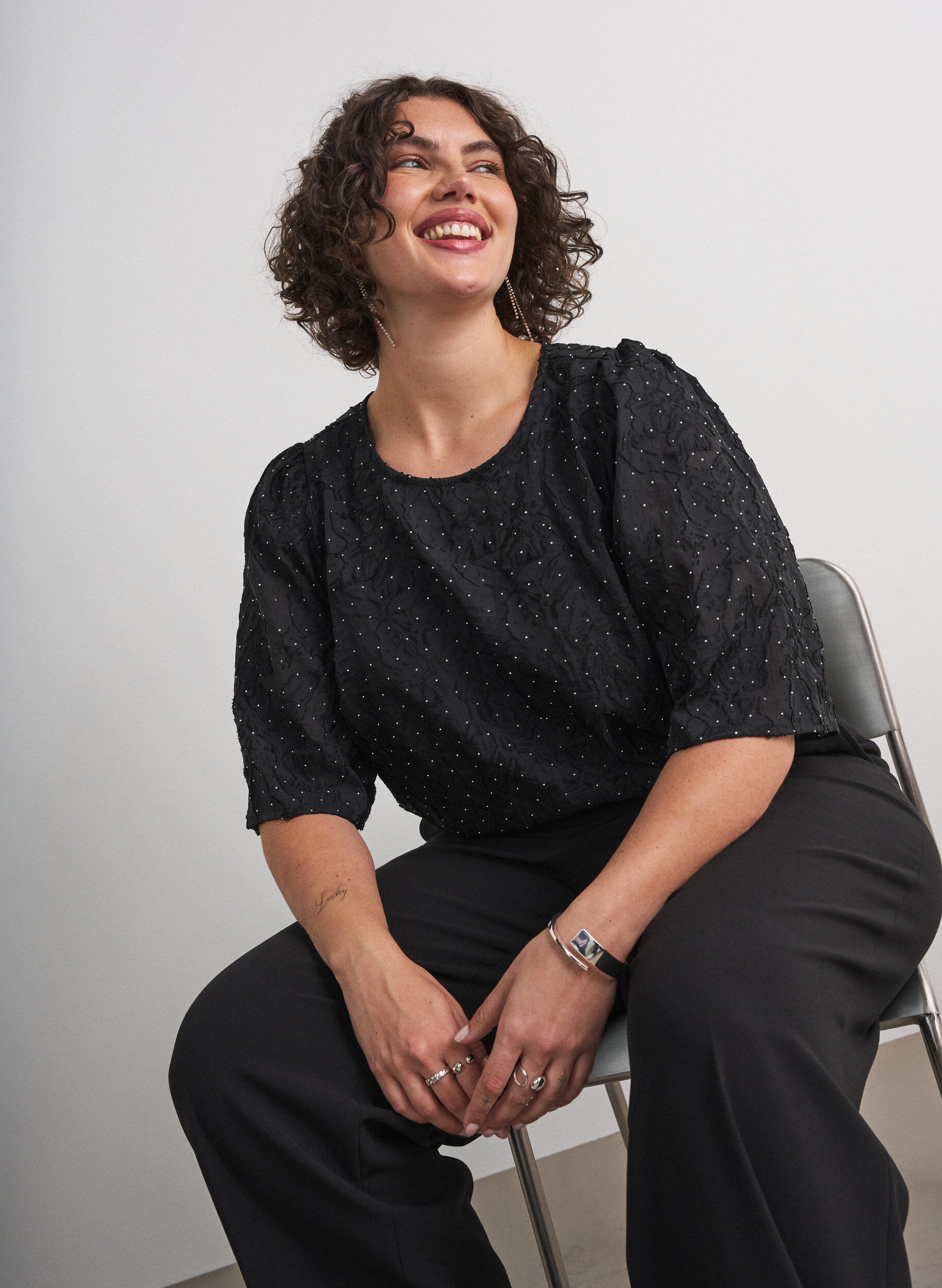 Jacquard blouse met sprankelende details en pofmouwen, Zwart, Model