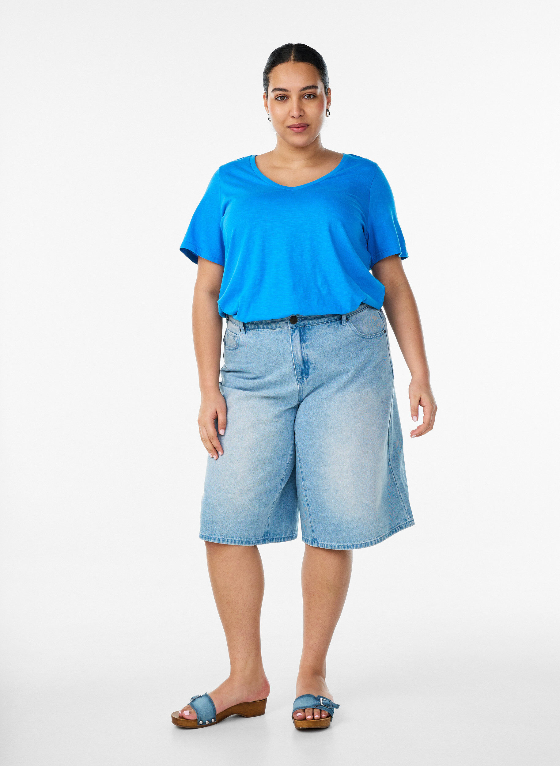 Zizzi T-shirt basique &agrave; manches courtes et col en V, Bleu, Model image number 1