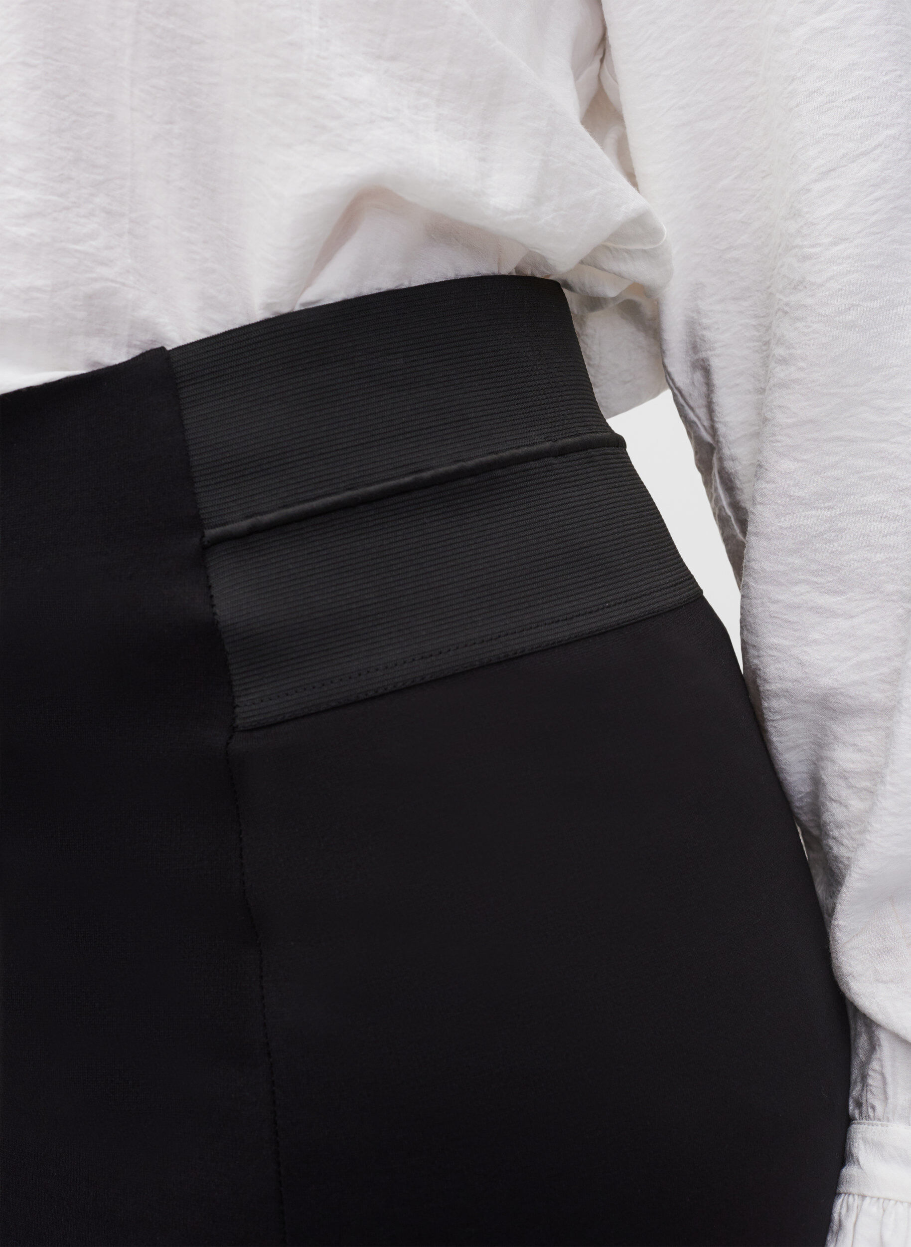 ZizziNauwsluitende rok met elastiek in de taille, Zwart, Model image number 3