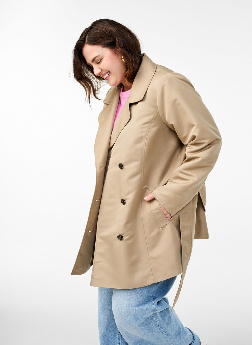 Korte trenchcoat met riem, Coriander, Model