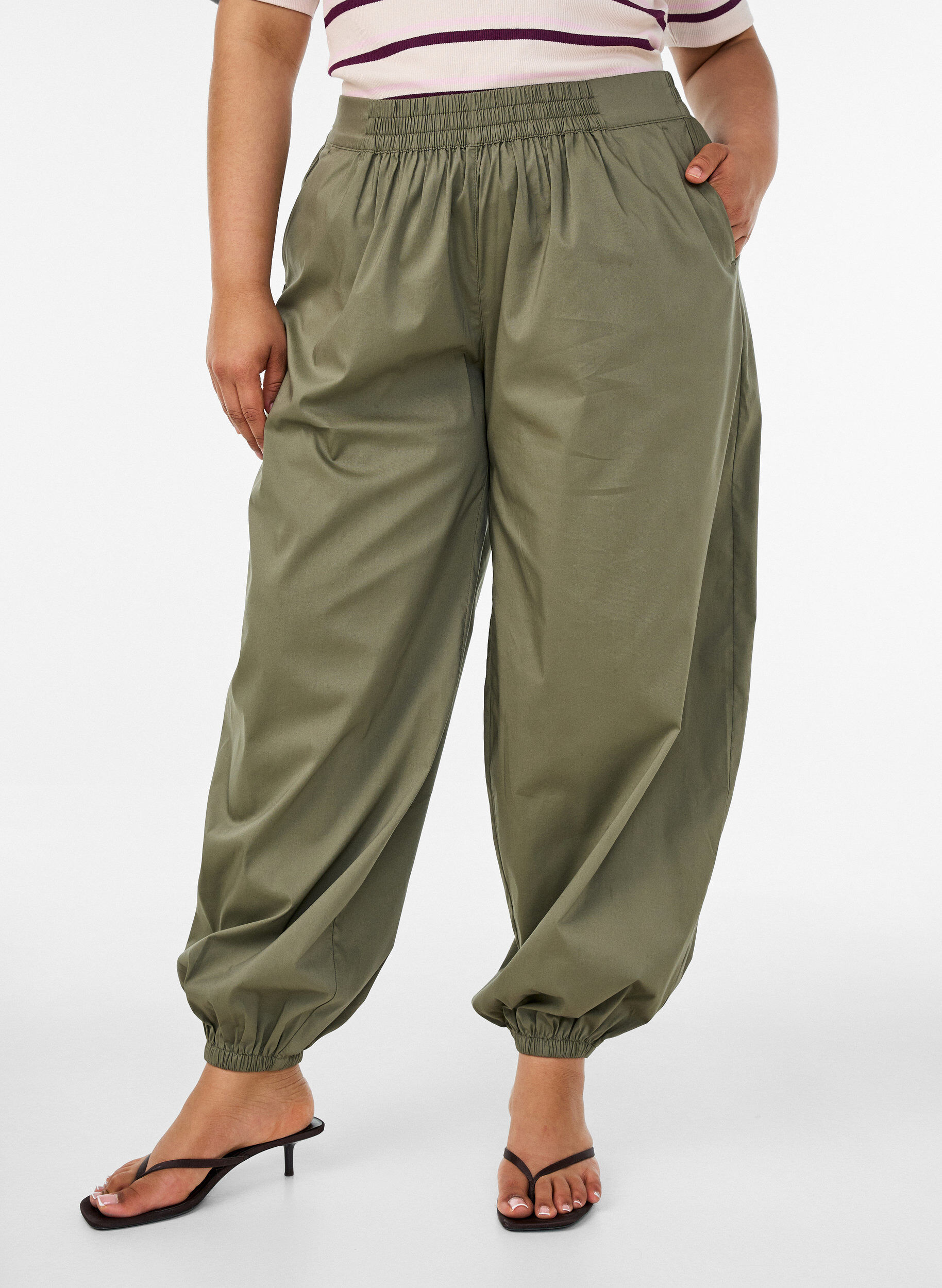 ZizziBallonbroek met zakken en een elastische tailleband, Groen, Model image number 2