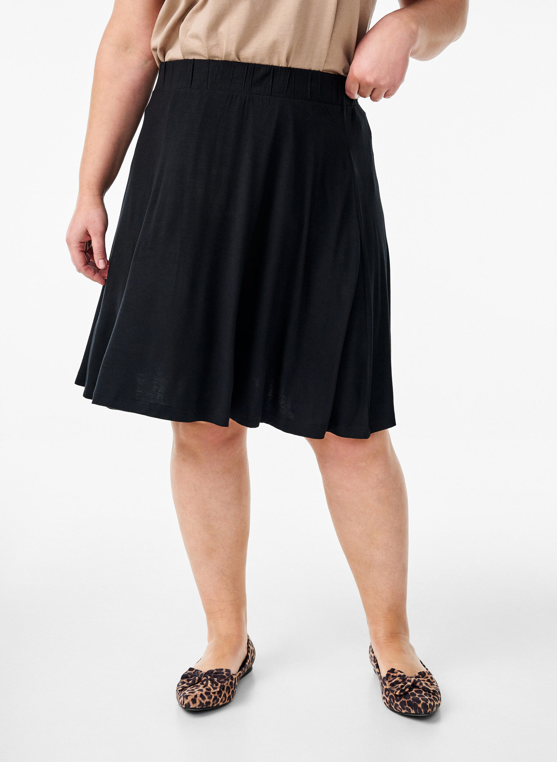 ZizziLosse rok van viscose, Zwart, Model image number 2