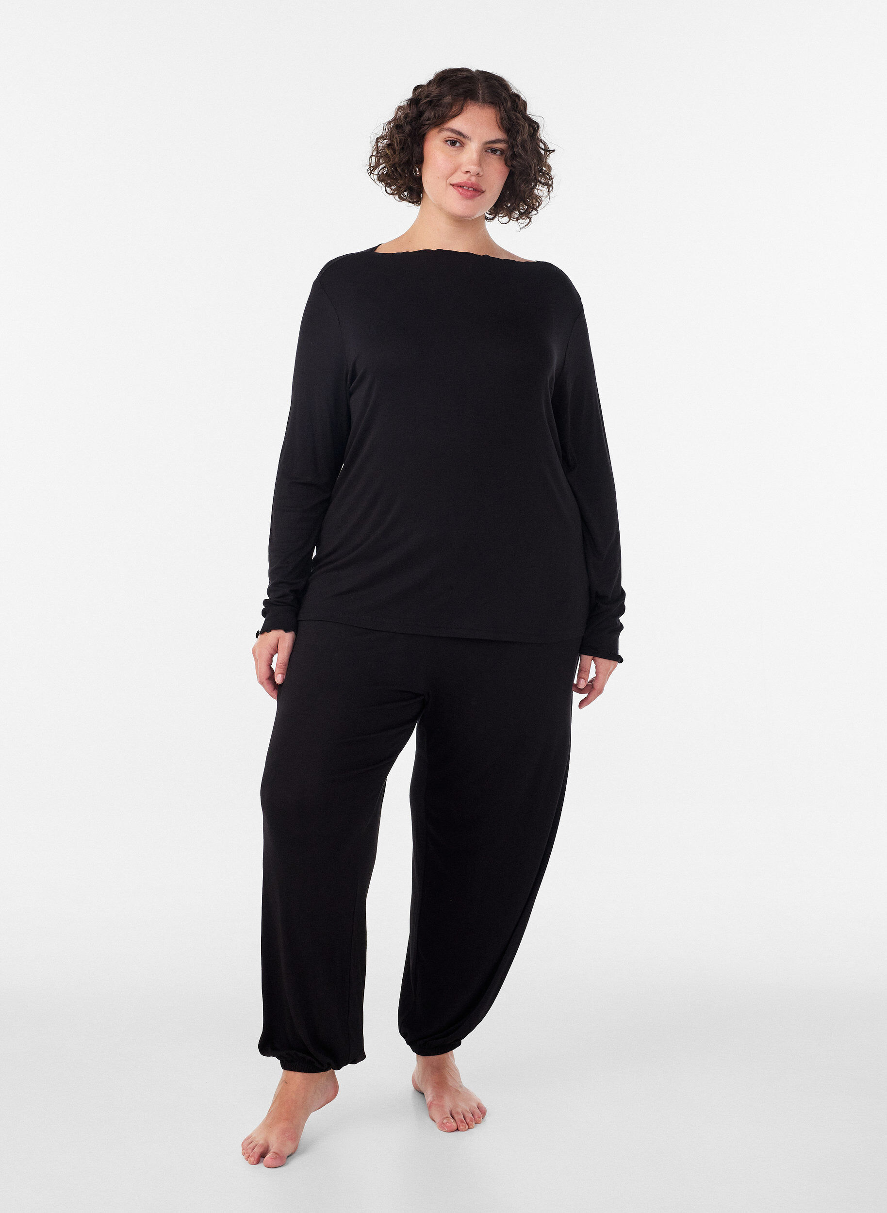 ZizziLosse pyjamabroek in viscose met een elastische taille, Zwart, Model image number 1
