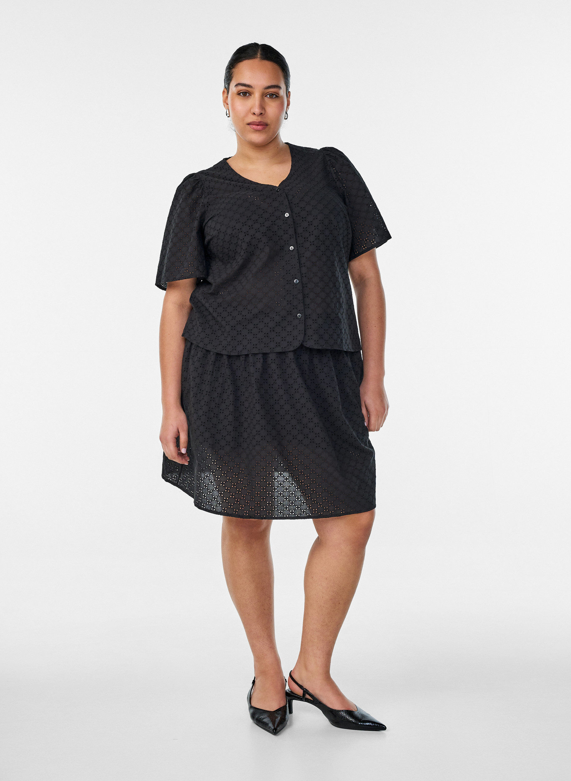 ZizziBlouse in broderie anglaise met knoopsluiting, Zwart, Model image number 1