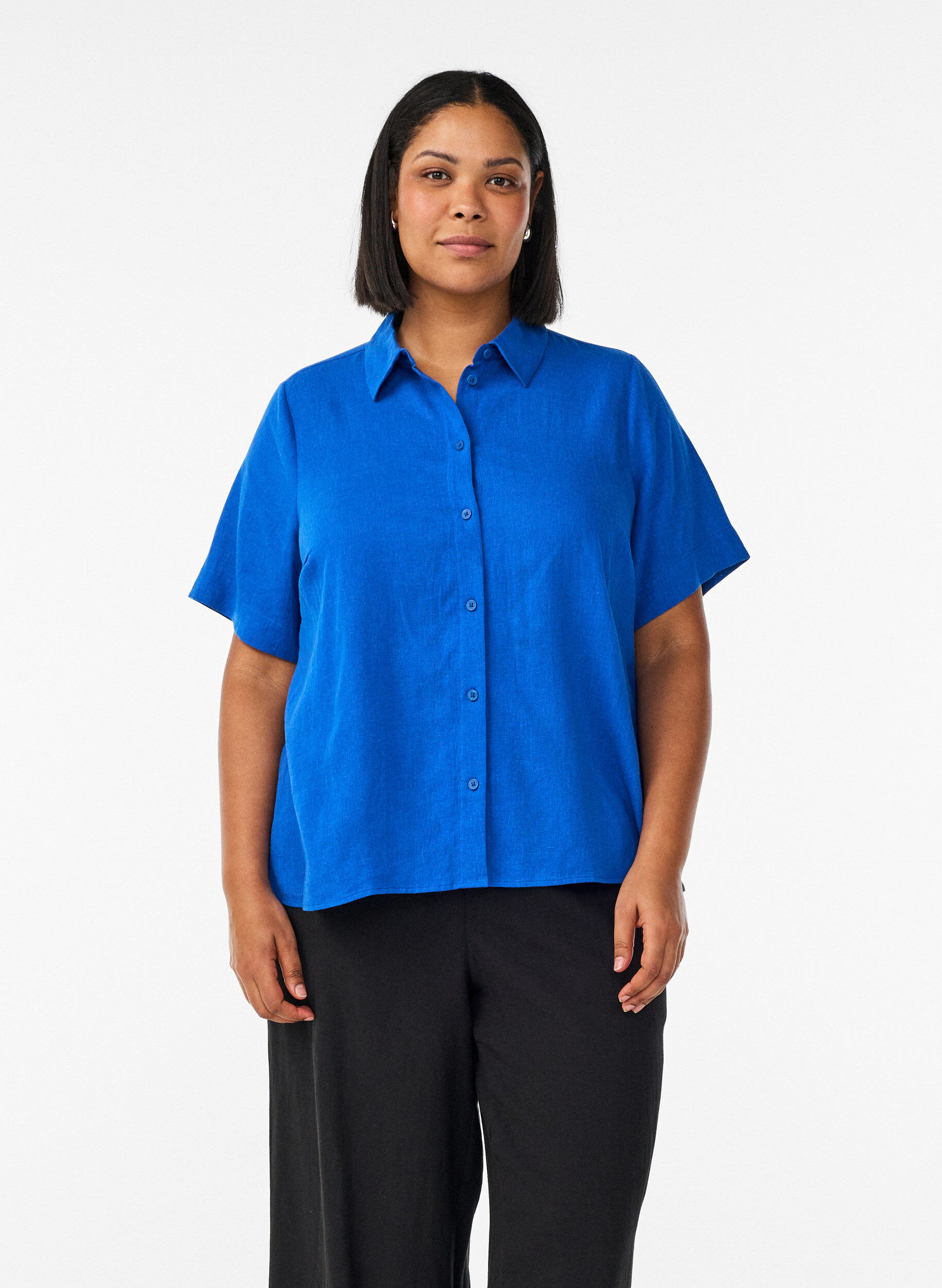 Shirt met korte mouwen in linnen en viscose, Blauw, Model