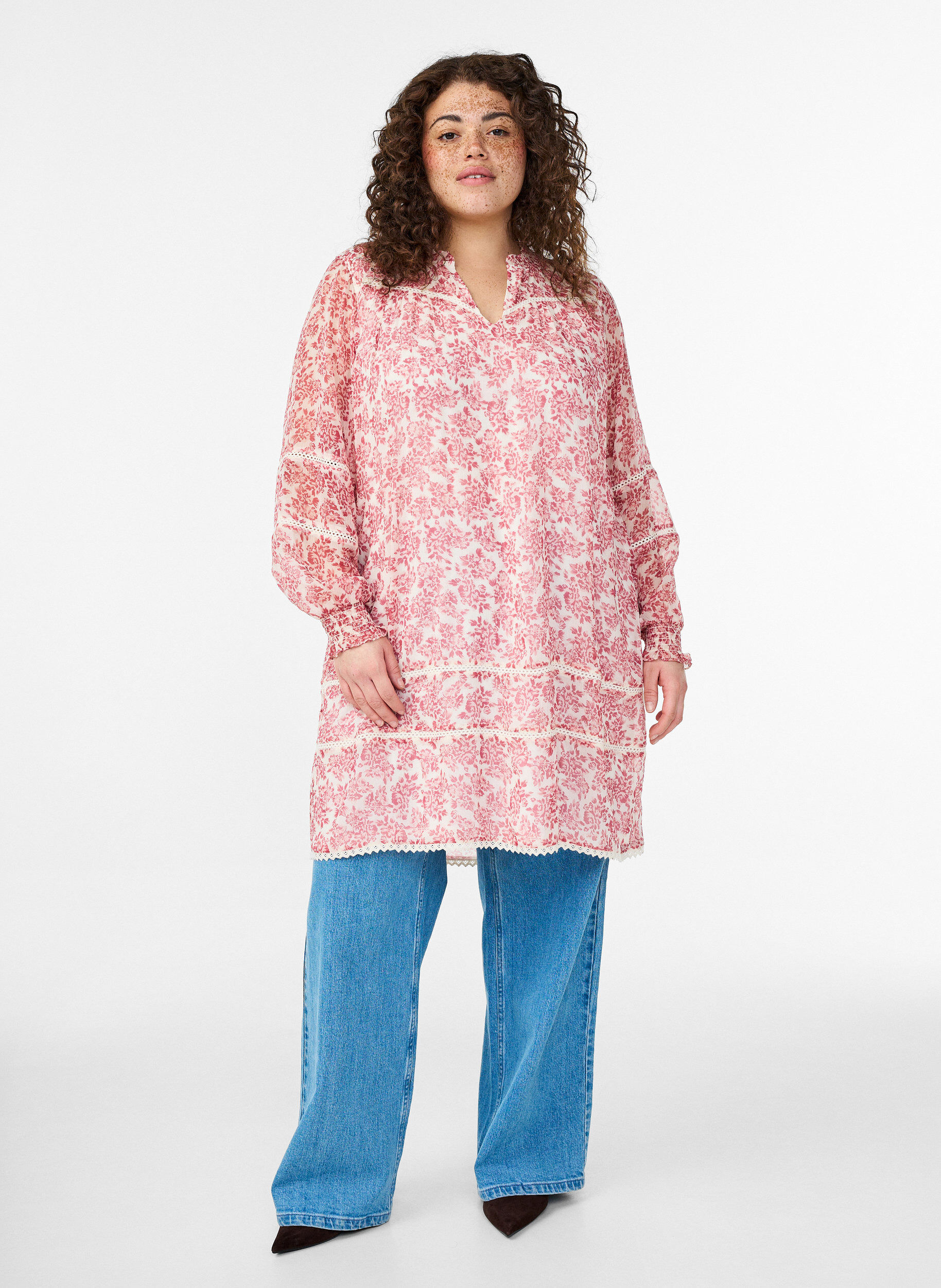 Korte chiffonjurk met gehaakte details, Roze, Model