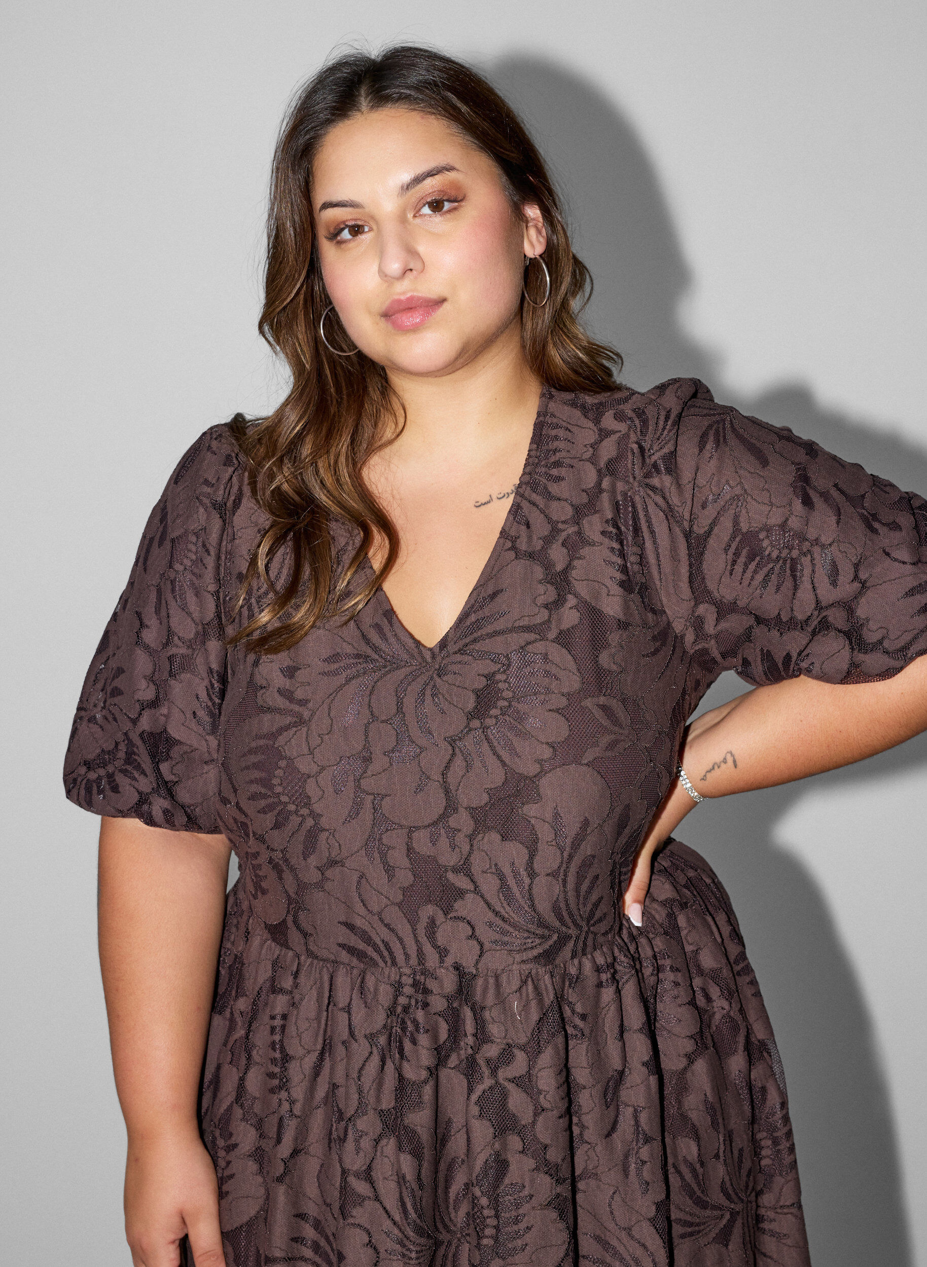 ZizziMidi-jurk met bloemenjacquard, Bruin, Model image number 2