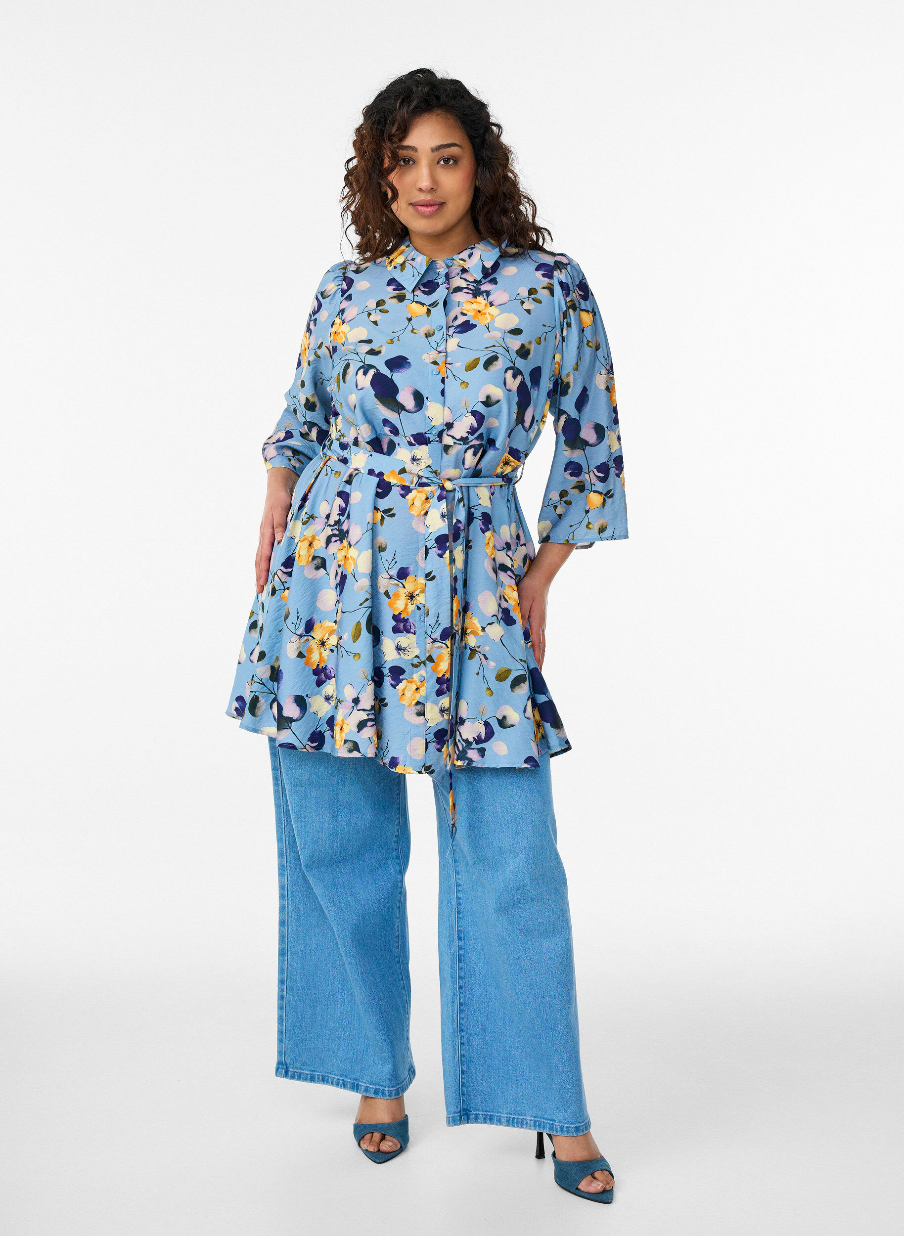 ZizziGetailleerde tuniek met een strikceintuur en 3/4 mouwen., Blauw, Model image number 1