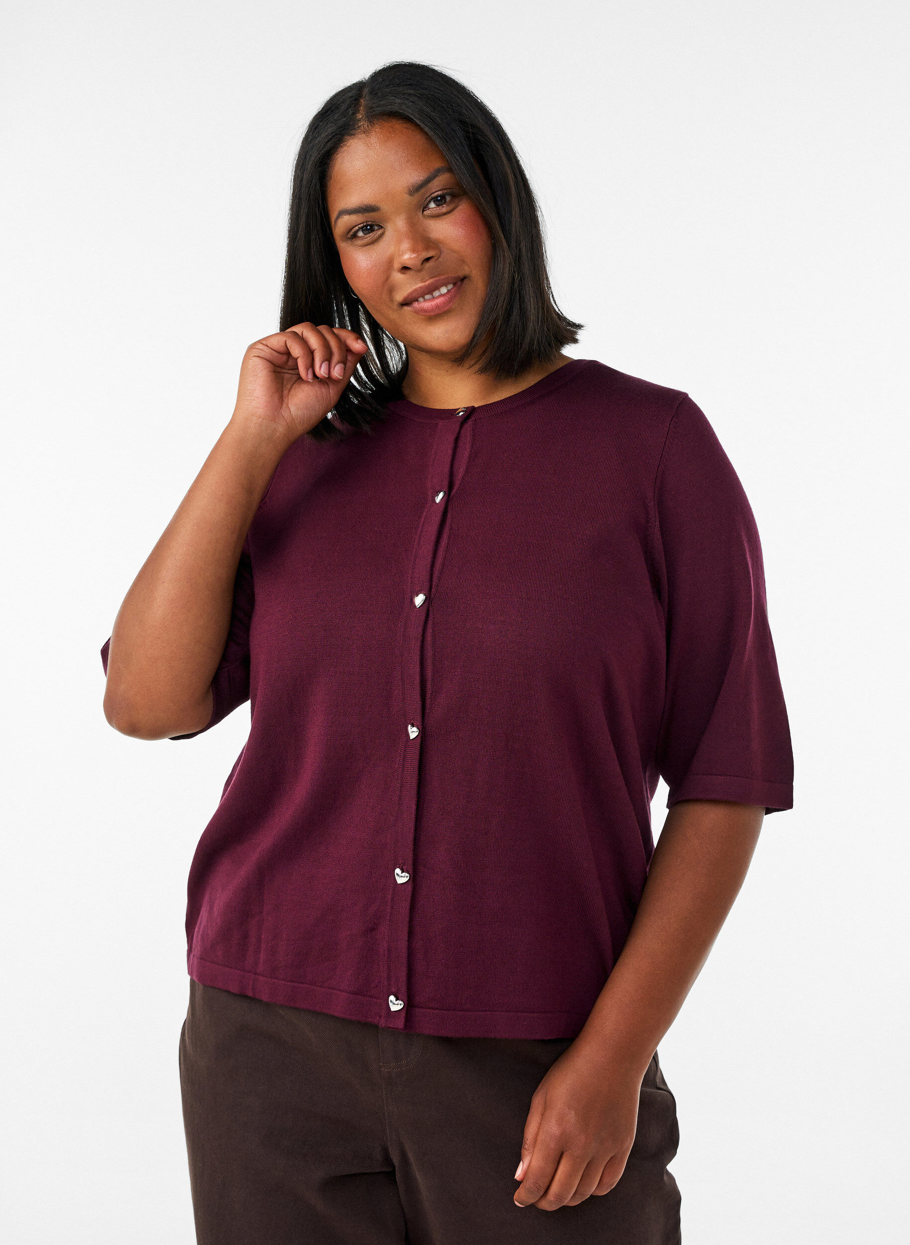 Cardigan en maille avec boutons c&oelig;ur et manches courtes, Bordeaux, Model