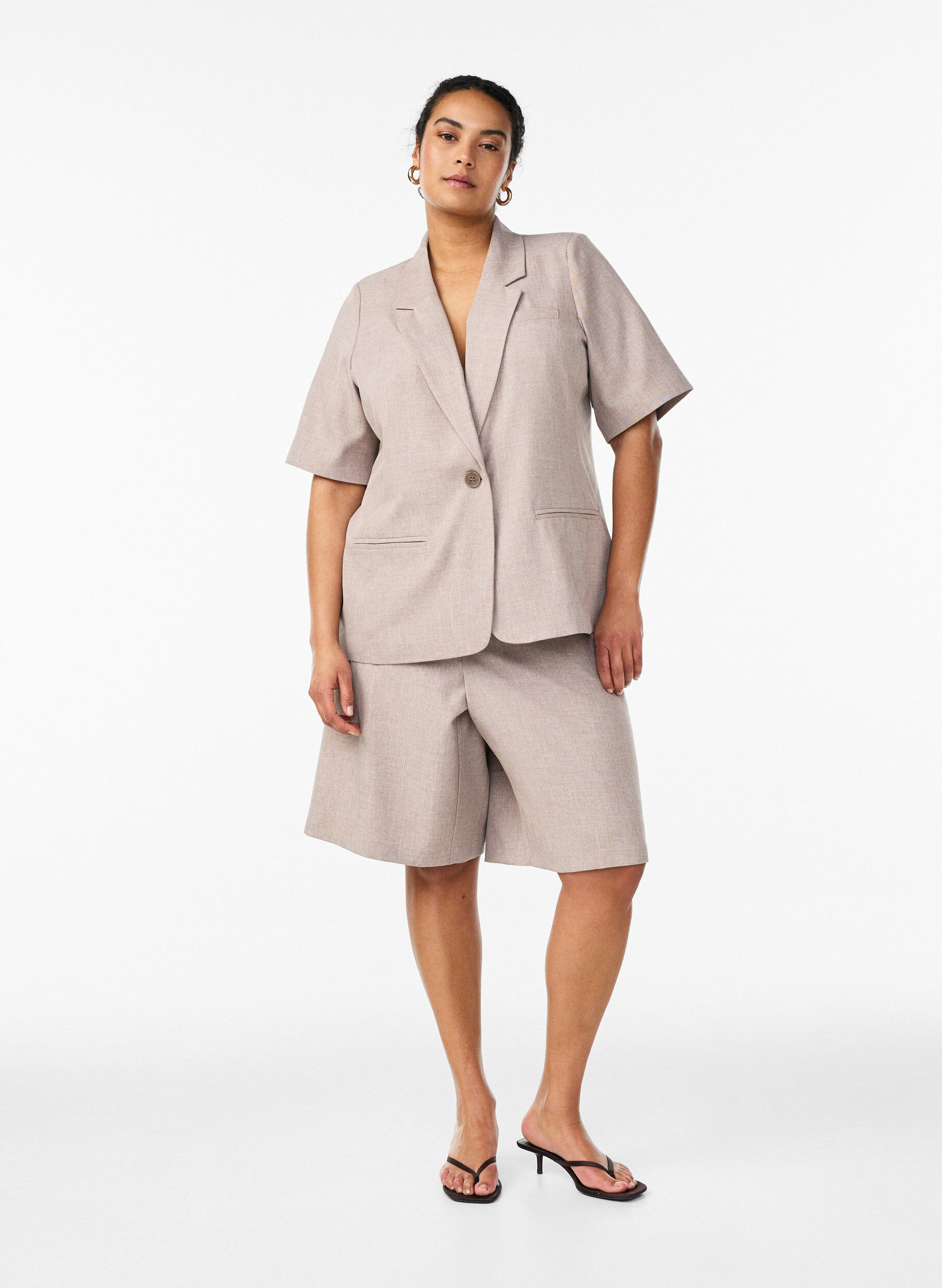 Zizzi Blazer avec manches courtes et revers, Marron, Model image number 1