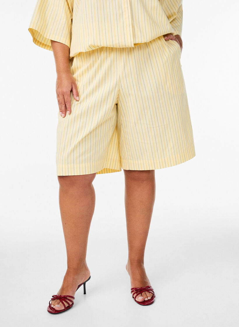 Gestreepte shorts met een hoge taille en los pasvorm, Geel, Model