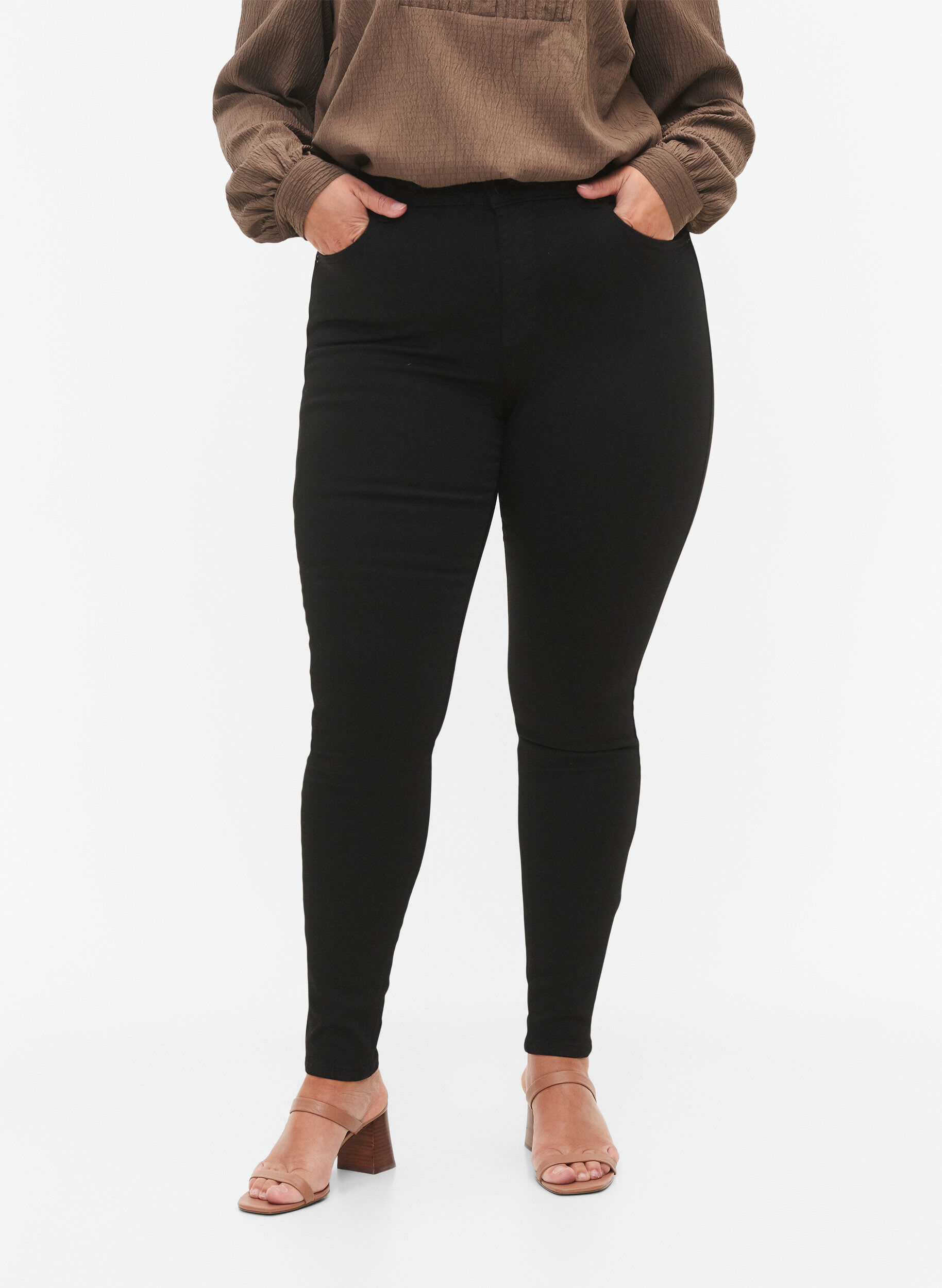 ZizziJeans Amy taille haute, &eacute;clat de la couleur noire garanti, Noir, Model image number 3
