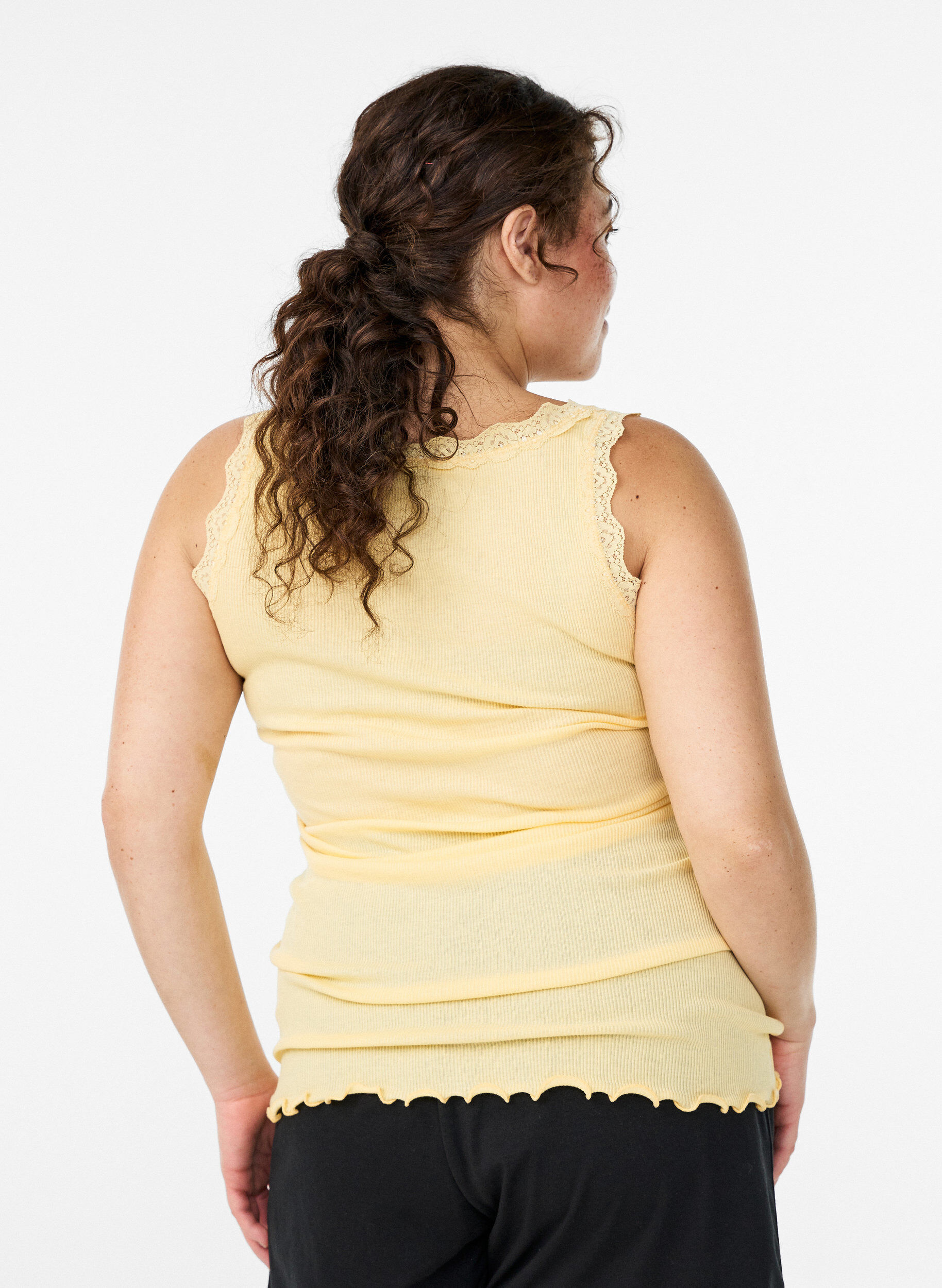 ZizziTop met kanten afwerking, Geel, Model image number 2