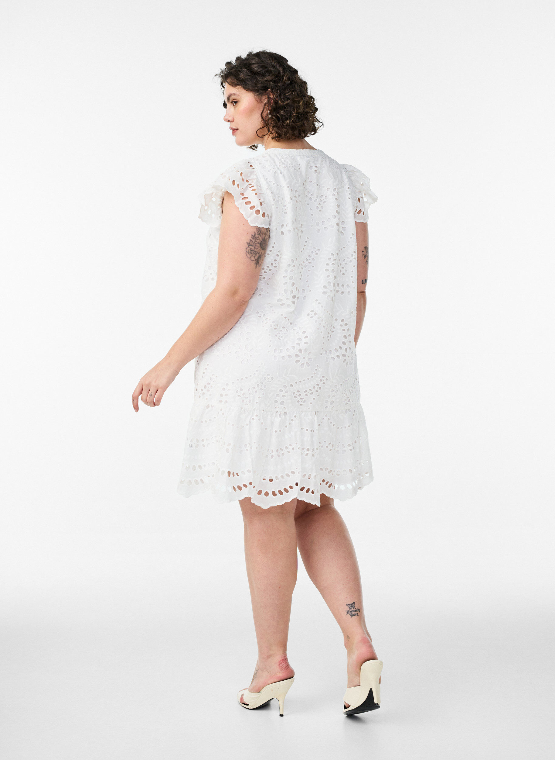 Zizzi Robe en broderie anglaise avec manches &agrave; volants, Blanc, Model image number 2