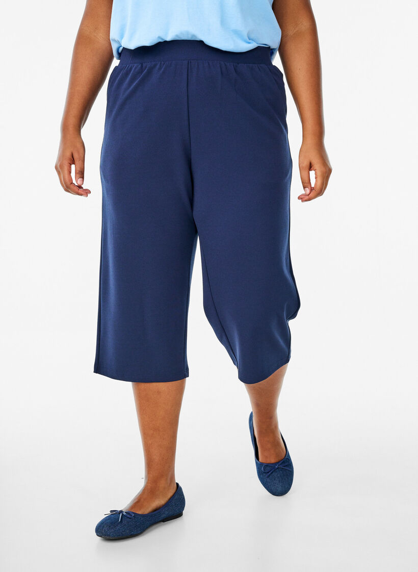 Hoog getailleerde kniebroek met losse pasvorm, Blauw, Model image number 2