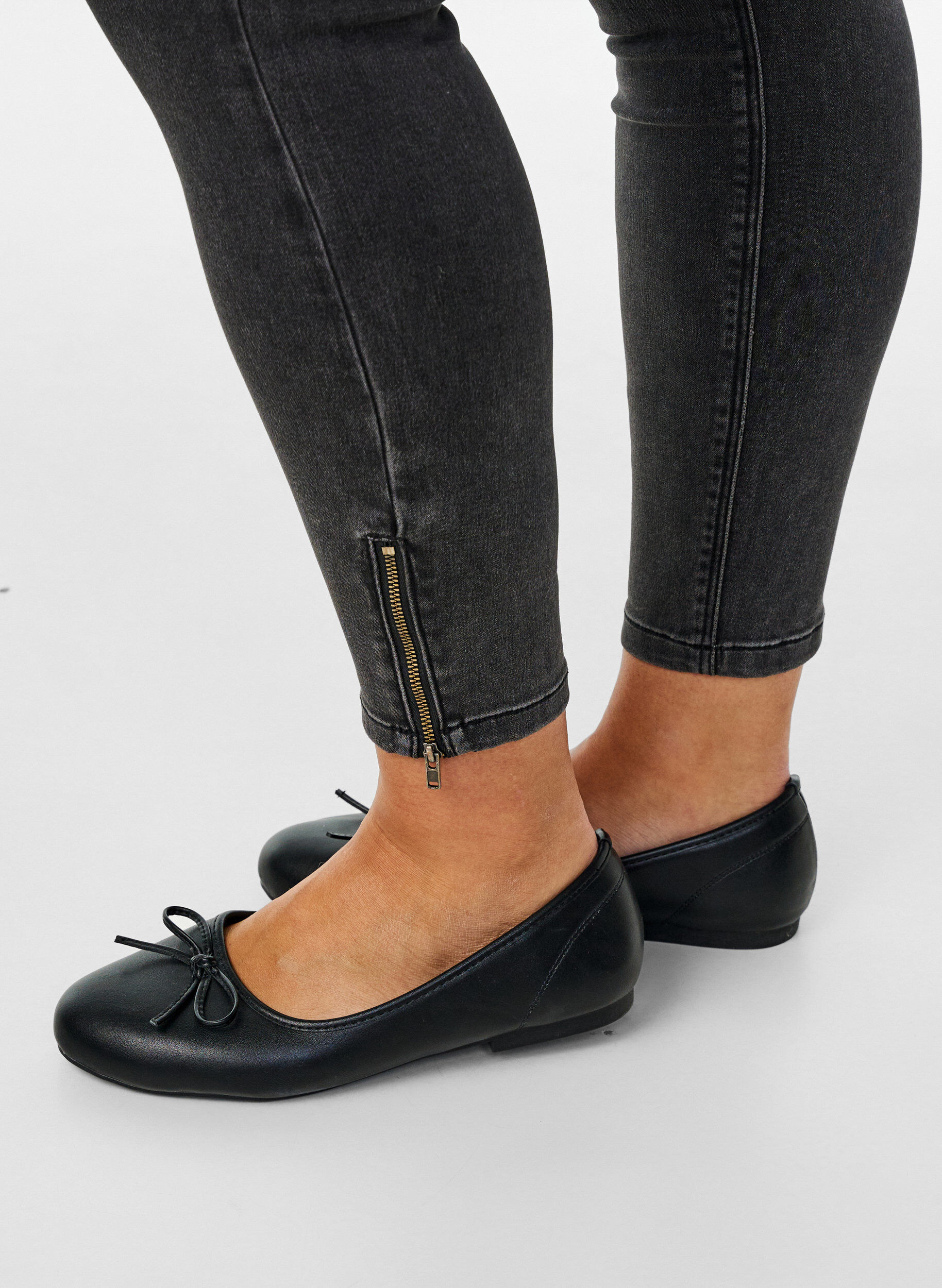 Zizzi Jean crop Amy avec d&eacute;tails zipp&eacute;s, Gris, Model image number 4