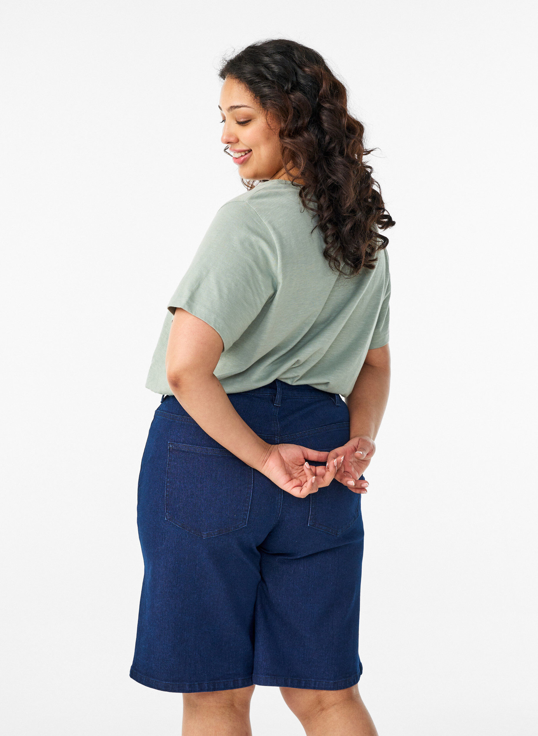 Zizzi Short en jean ample &agrave; taille haute, Bleu, Model image number 2