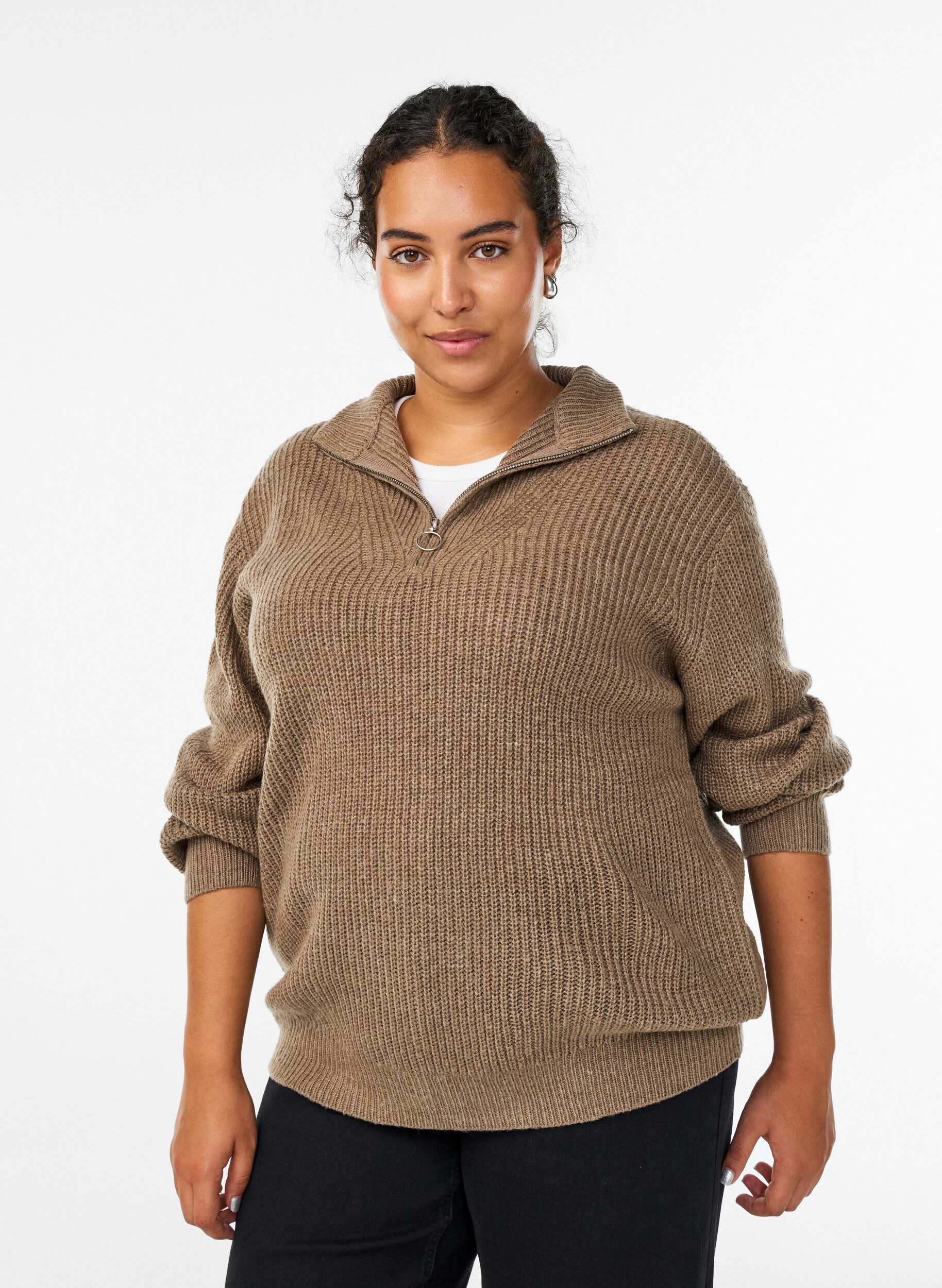 Gebreide trui met hoge hals en rits, Bruin, Model